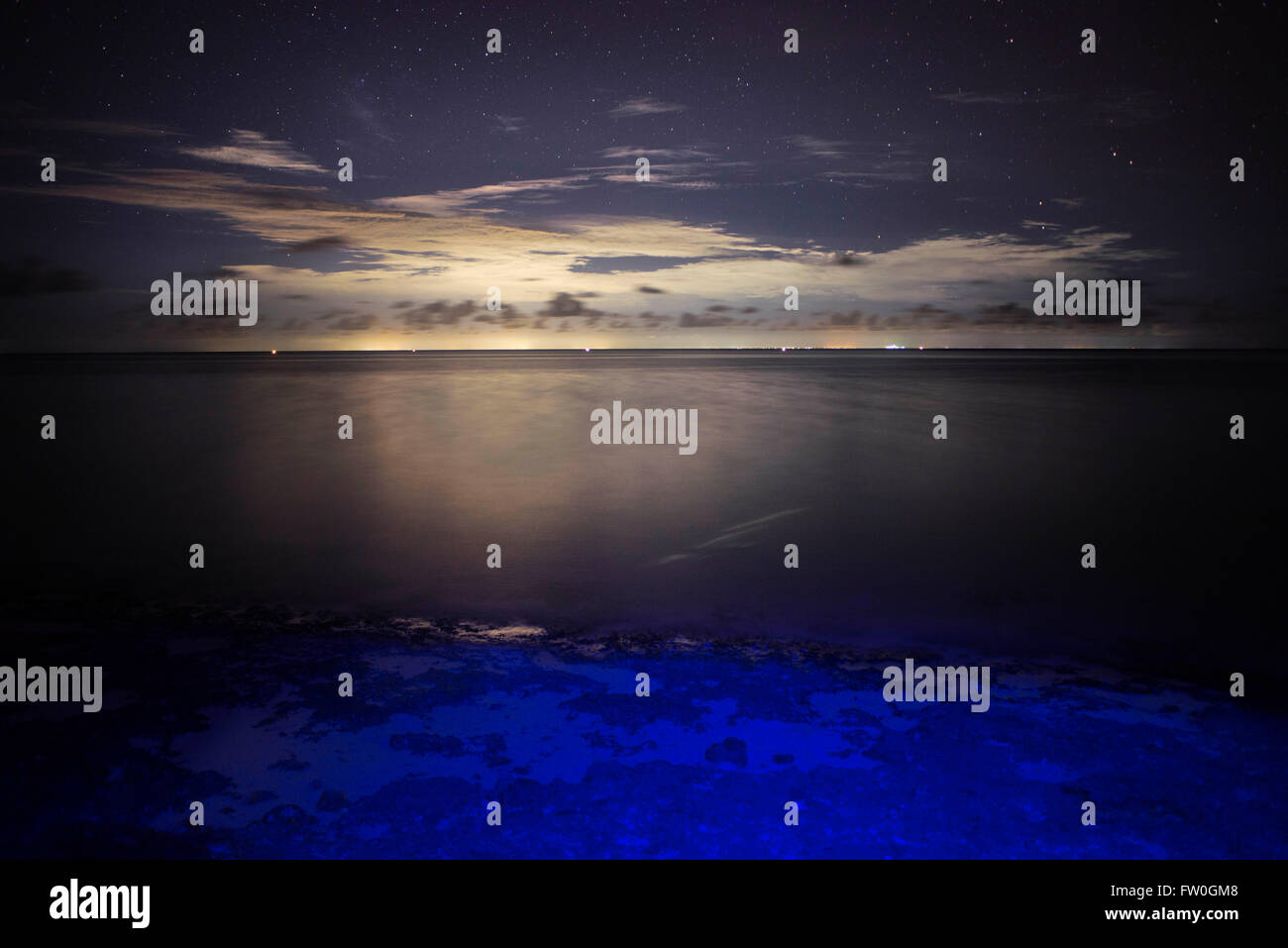 Ozean in der Nacht, Horizont neben dem Strand von The Residence Hotel in Sansibar Insel einen semi-autonomen Teil von Tansania, im Osten Stockfoto