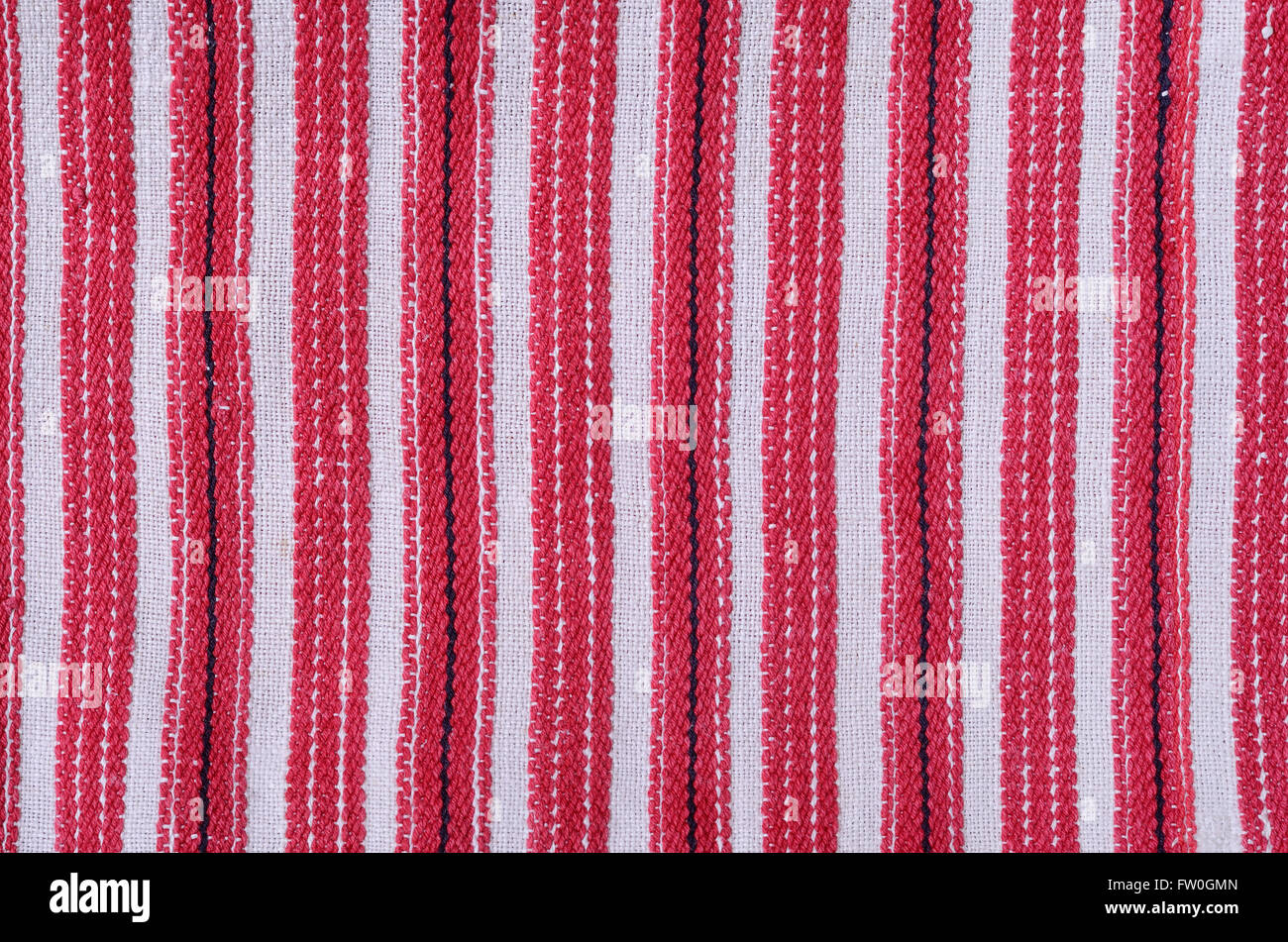 Homespun Leinenstoff ist mit weißen, roten und schwarzen Streifen gewebt. Stockfoto
