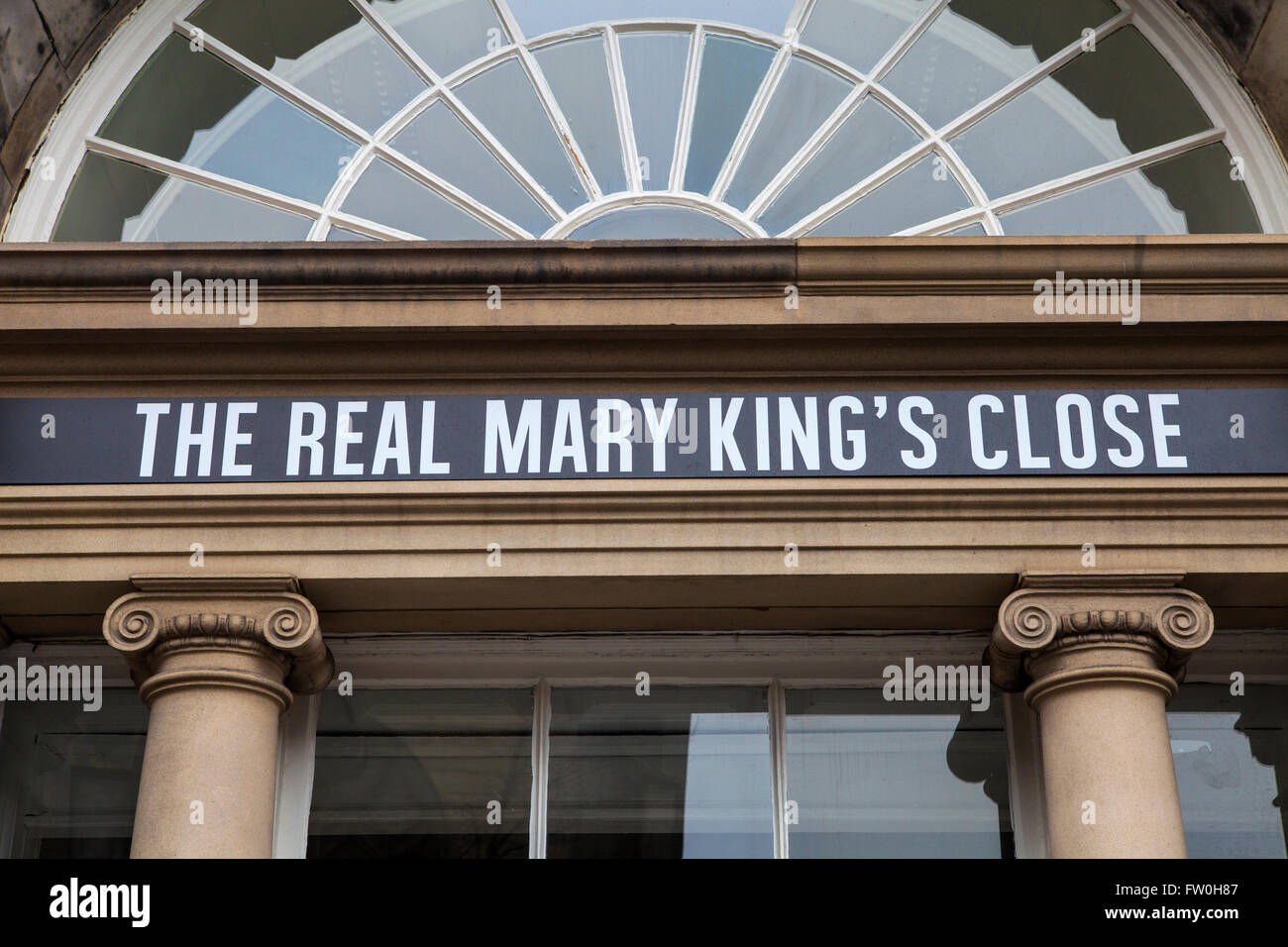 EDINBURGH, Schottland - 12. März 2016: Das Schild über dem Eingang für die Real Mary Kings enger entlang der Royal Mile in seinem Stockfoto