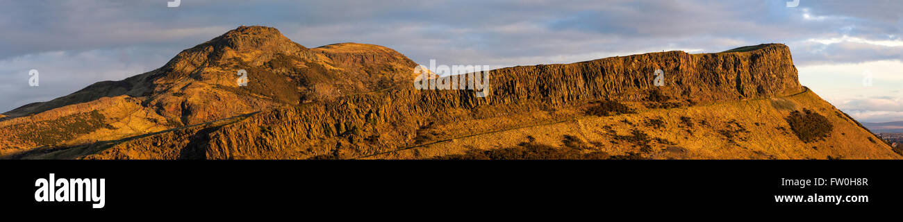 Panoramablick auf Holyrood Park in Edinburgh, Schottland.  Die Namen der Hügel enthalten Arthurs Seat und Salisbury Crags. Stockfoto