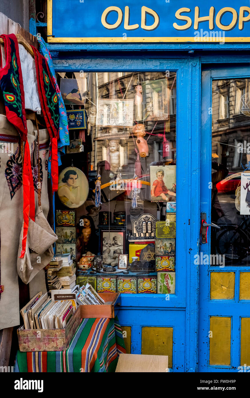 Neugier vorderen Schaufenster voller Antiquitäten und Erinnerungsstücke im jüdischen Viertel, Krakau, Kleinpolen Stockfoto