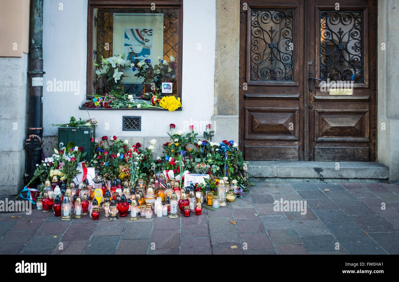 Blumen von Kondolenzschreiben, mit dem Ausdruck ihrer Trauer, Respekt und und Trauer außerhalb des französischen Konsulats in Krakau, Kleinpolen am 14. November 2015 Stockfoto