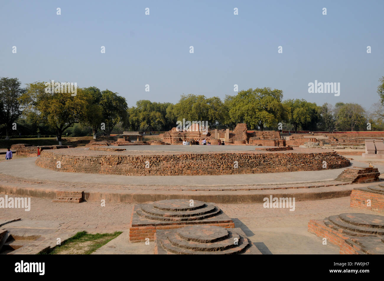 Heiligen bleibt in Sarnath, ein Komplex von Stupas und Tempel, wo Buddha seine erste Predigt hielt, nach Erhalt der Erleuchtung. Stockfoto