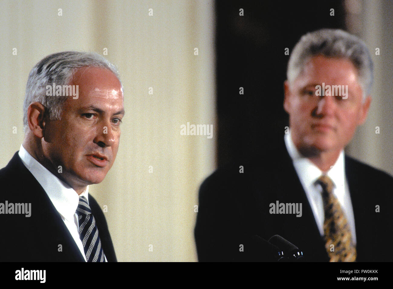 Washington Dc Usa 9 Juli 1996 Benjamin Netanyahu Israels Premierminister Im East Room Des Weissen Hauses Wahrend Der Pressekonferenz Mit Prasident William Clinton Benjamin Bibi Netanjahu Geboren 21 Oktober 1949 Ist Ein