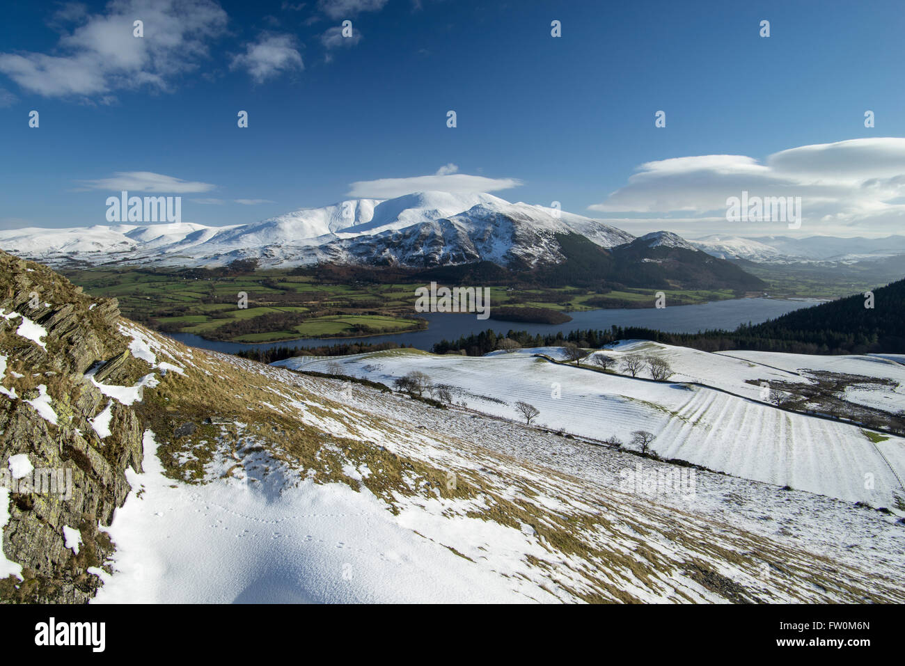 Winter auf Bassenthwaite Lake und Skiddaw aus Verkauf fiel.  Seenplatte, Cumbria, England, UK Stockfoto