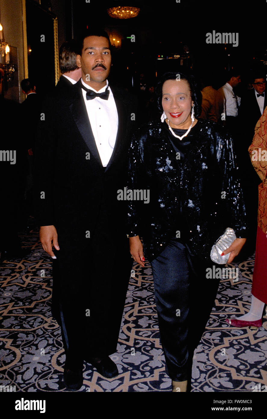 Washington, DC, USA, 1994 Coretta Scott King und ihr Sohn Martin Luther King III besuchen schwarze Krawatte Veranstaltung in Washington. Bildnachweis: Mark Reinstein Stockfoto