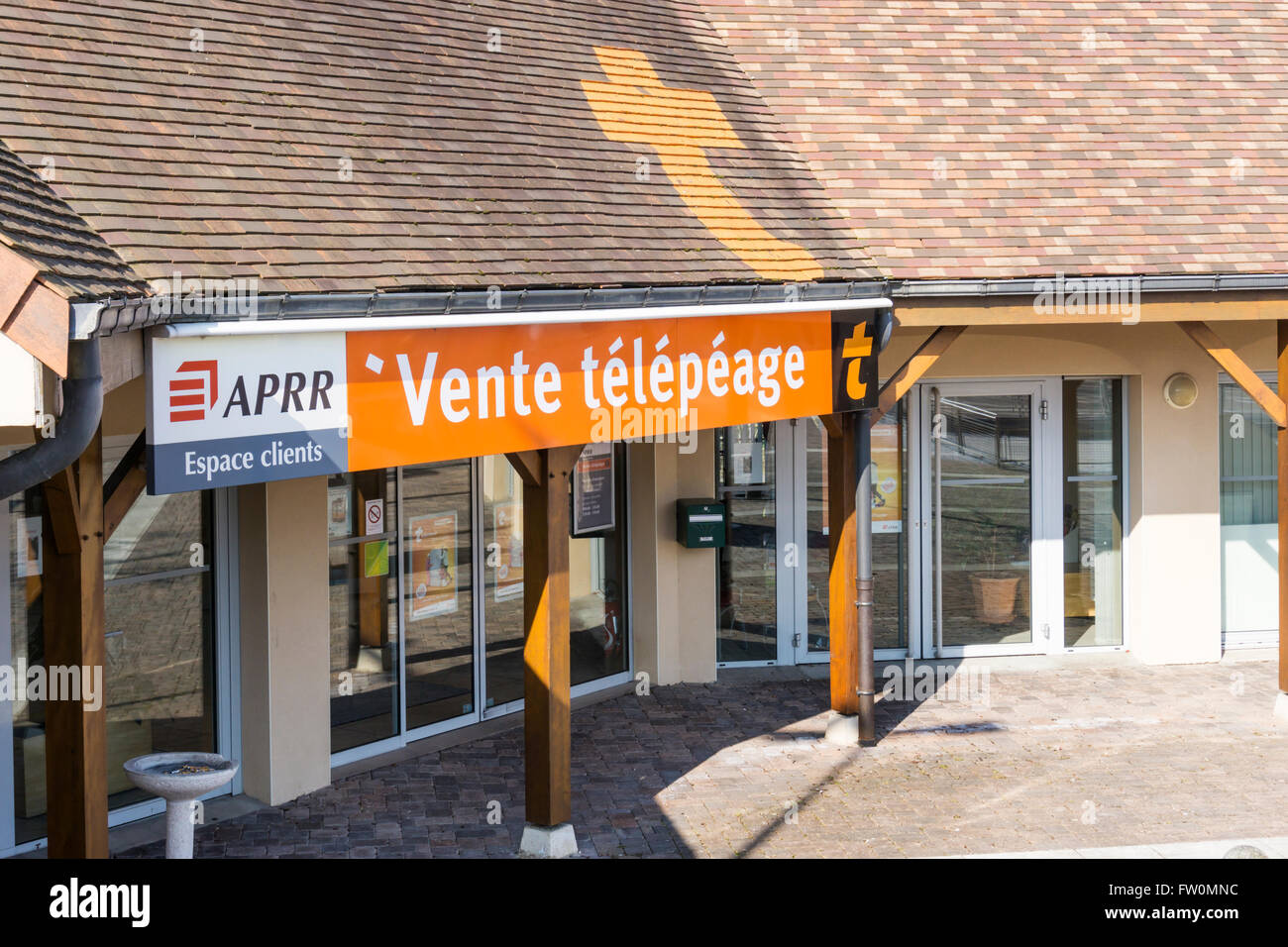 Ein Telepeage Büro für automatisierte Reisen auf französischen Autobahnen an einer Tankstelle. Stockfoto