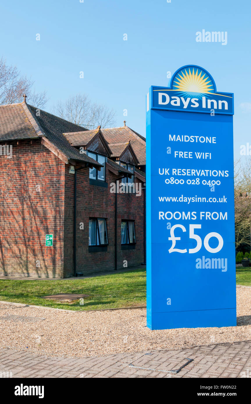Melden Sie sich vor dem Days Inn Hotel bei Maidstone Services auf Autobahn M20 in Kent, England. Stockfoto