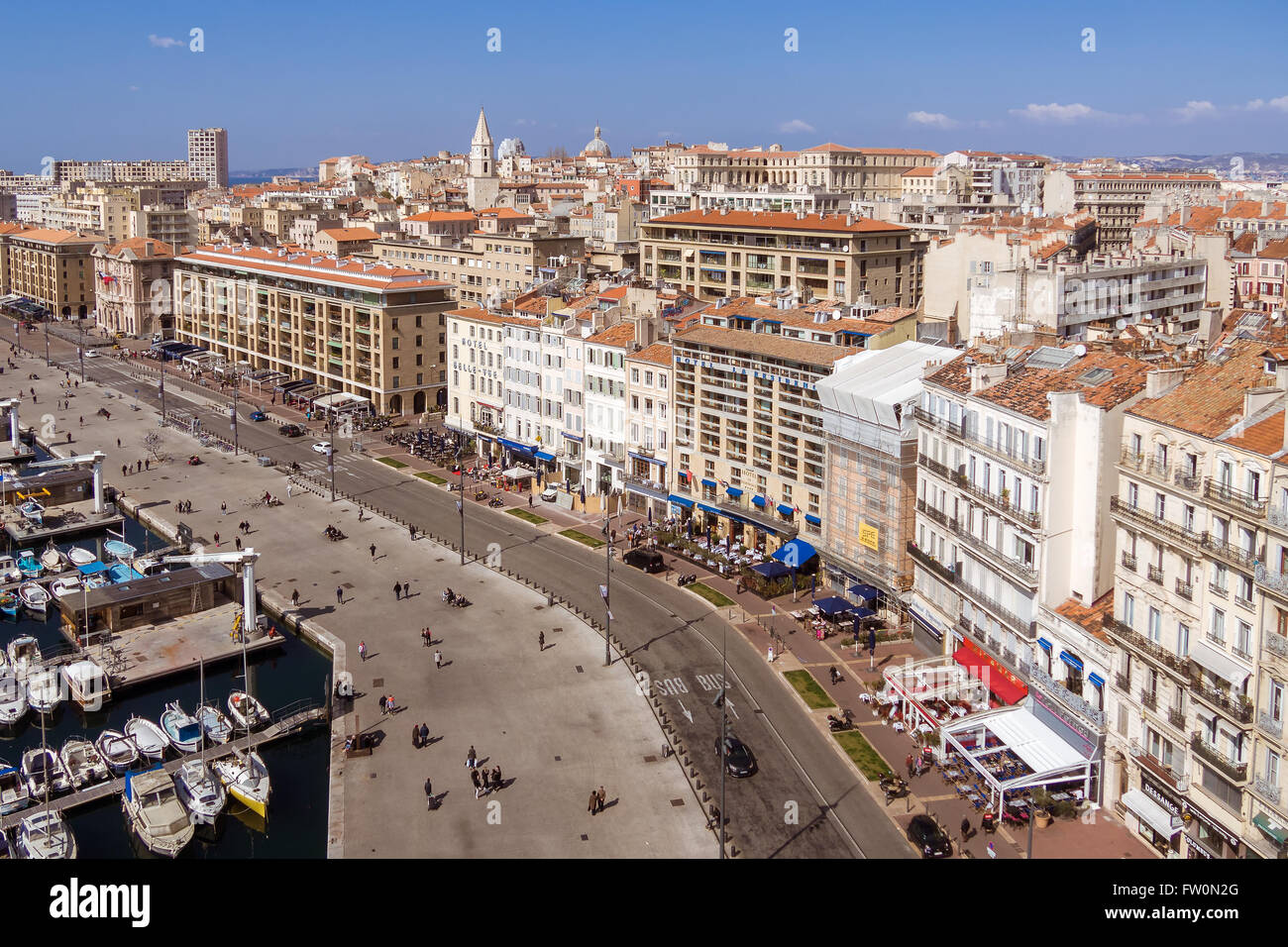 Luftbild auf dem Kai am alten Hafen, die Stadt und das Rathaus von Marseille, Frankreich Stockfoto