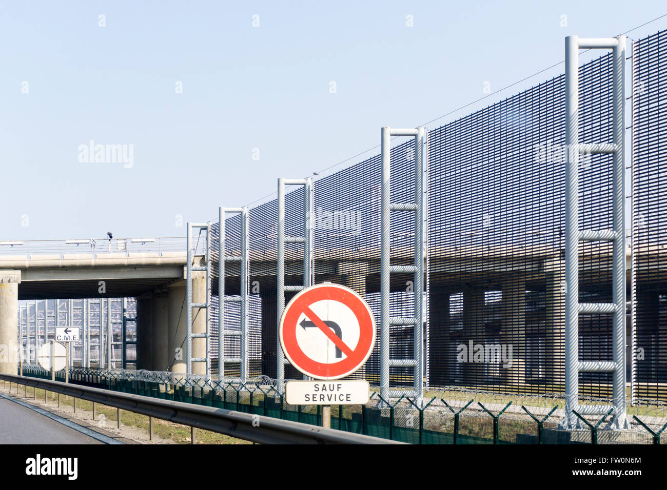 Sicherheitszaun neben Eisenbahnstrecken in der Kanaltunnel Terminal oder Tunnel Sous La Manche, in Calais. Stockfoto