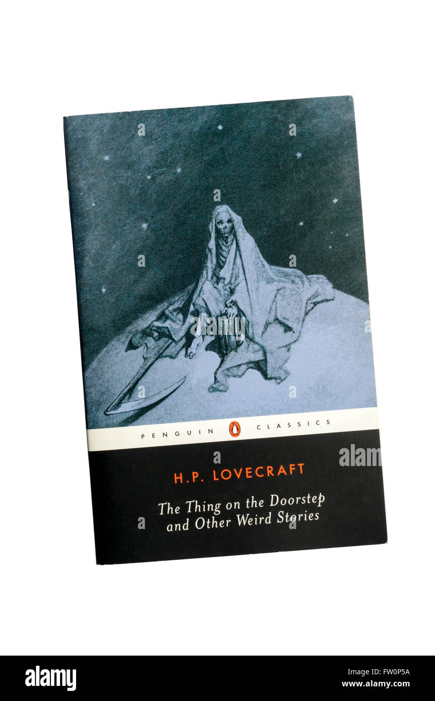 Eine Taschenbuchausgabe von The Thing vor der Haustür und andere seltsame Geschichten von h.p. Lovecraft, wie ein Pinguin Classic veröffentlicht. Stockfoto