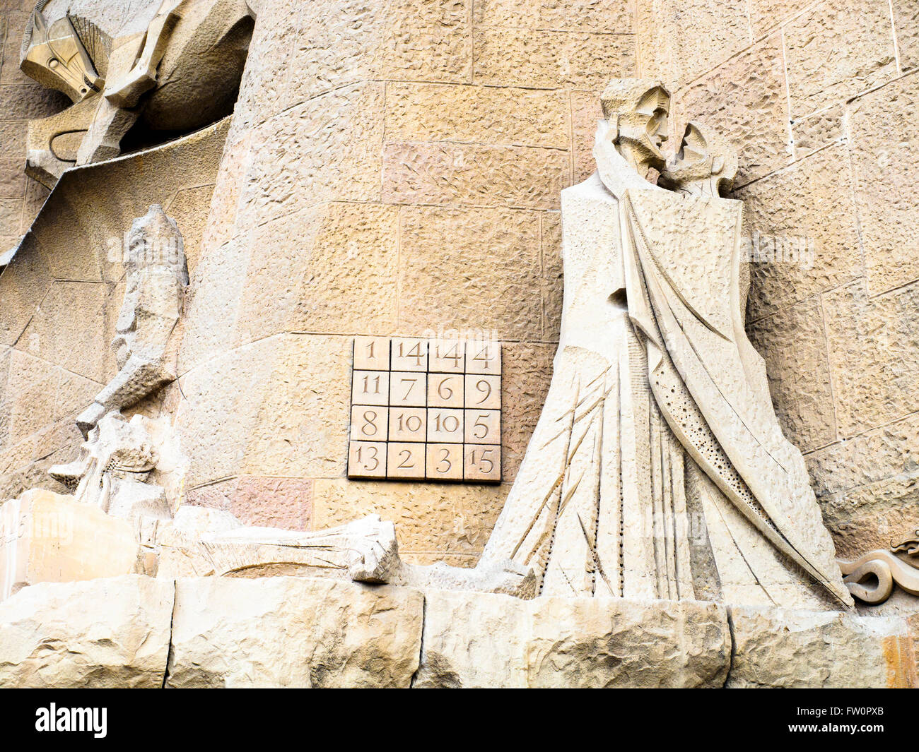 Skulpturen von Josep Maria Subirachs an der Leidenschaft Fassade der Bas ├¡lica ich Temple Expiatori de la Sagrada Fam ├¡lia von spanischen Architekten Antoni Gaud ├¡konzipiert - Barcelona, Spanien Stockfoto