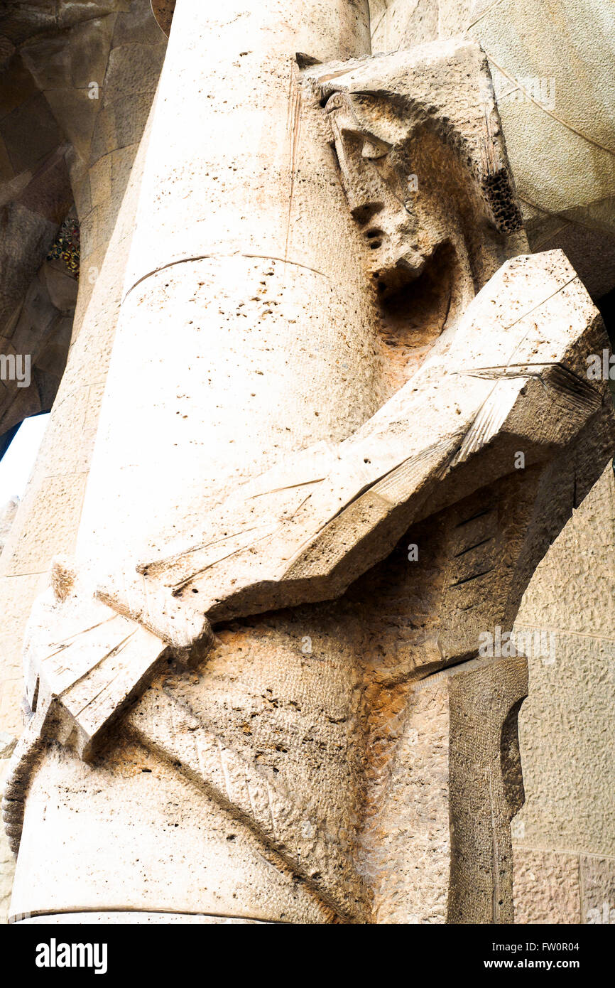 Skulptur von Josep Maria Subirachs an der Fassade der Leidenschaft von der Basílica ich Temple Expiatori De La Sagrada Família entworfen vom spanischen Architekten Antoni Gaudí - Barcelona, Spanien Stockfoto
