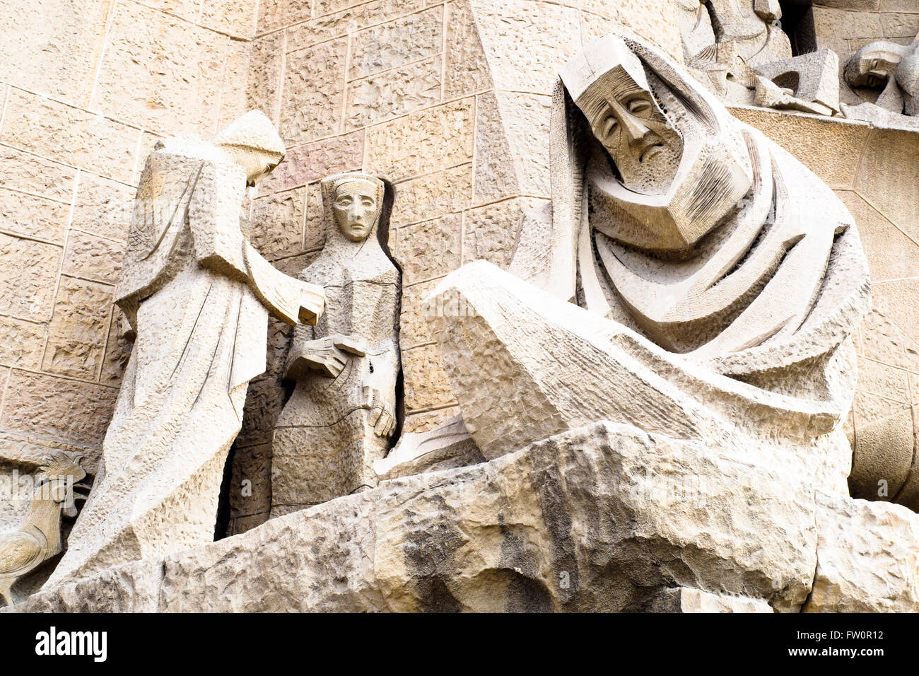 Skulpturen von Josep Maria Subirachs an der Fassade der Leidenschaft von der Basílica ich Temple Expiatori De La Sagrada Família entworfen vom spanischen Architekten Antoni Gaudí - Barcelona, Spanien Stockfoto