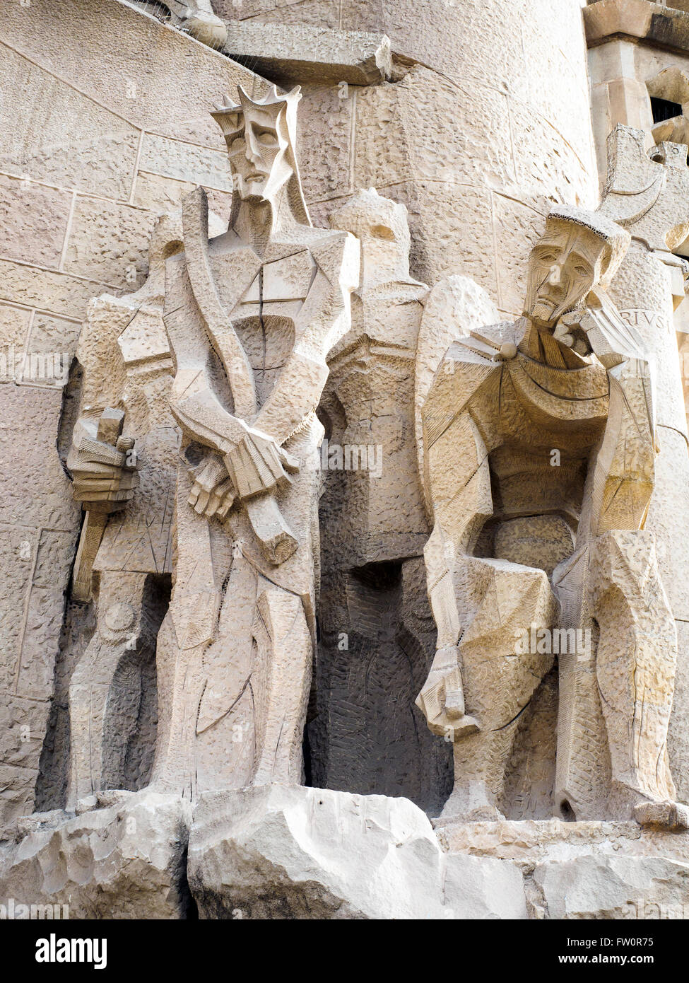 Skulpturen von Josep Maria Subirachs an der Fassade der Leidenschaft von der Basílica ich Temple Expiatori De La Sagrada Família entworfen vom spanischen Architekten Antoni Gaudí - Barcelona, Spanien Stockfoto