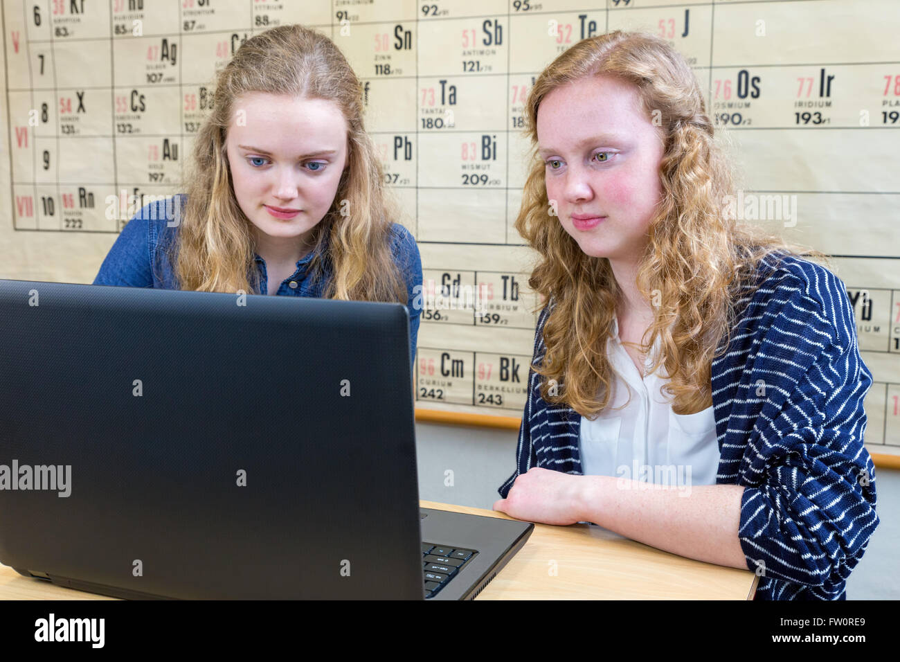 Zwei kaukasischen Studentinnen Blick auf Computer in Chemie Lektion Stockfoto