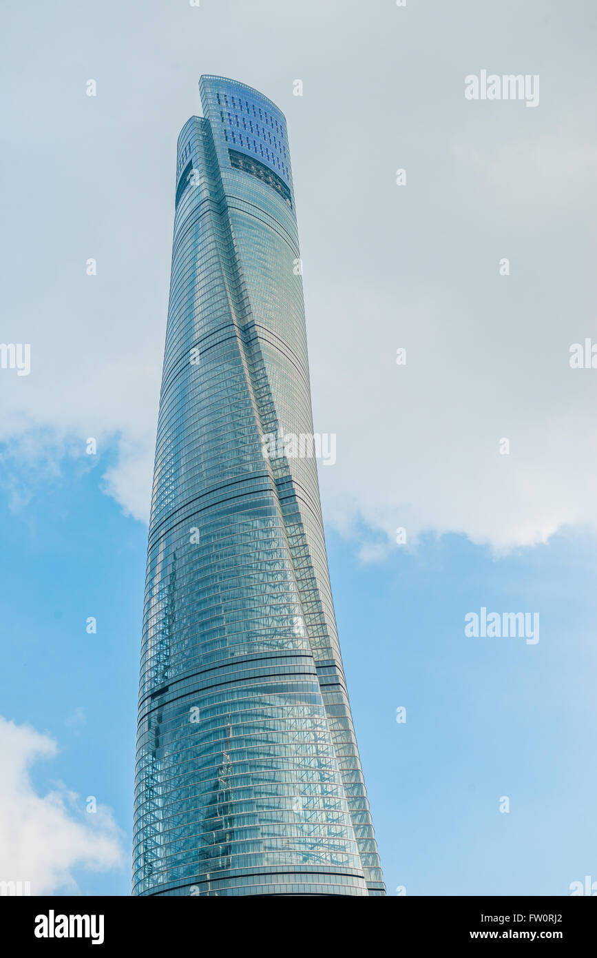 Der Shanghai Tower vor blauem Himmel Stockfoto