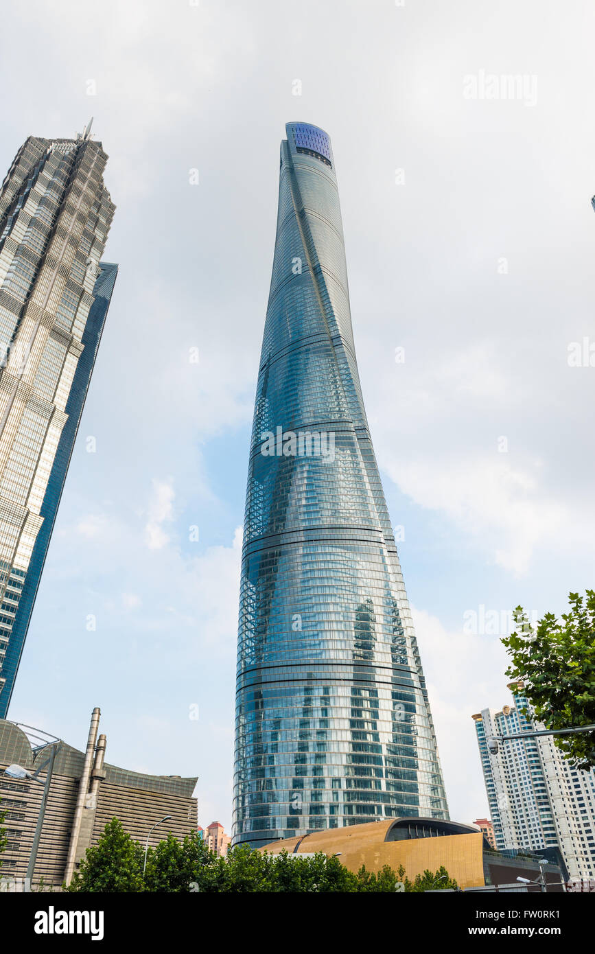 Der Shanghai Tower vor blauem Himmel Stockfoto