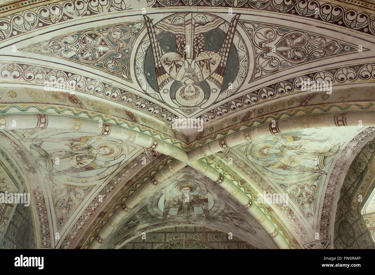 Victorian gewölbte Decke und Schablonieren in der Wallfahrtskirche St. Georges Church, Hampnett, Cotswolds, Gloucestershire, England Stockfoto