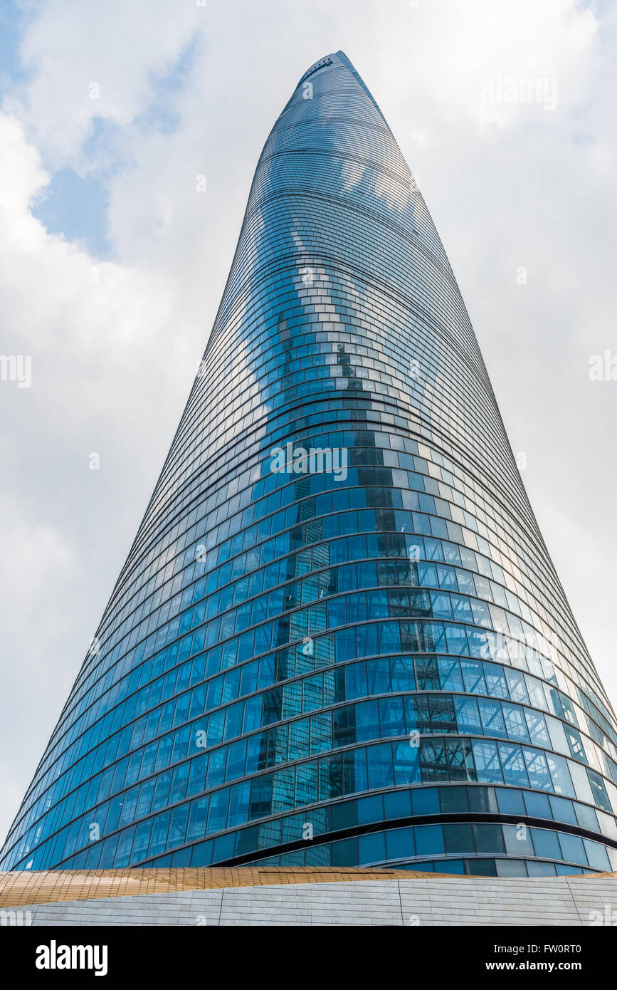 Der Shanghai Tower vor blauem Himmel Stockfoto