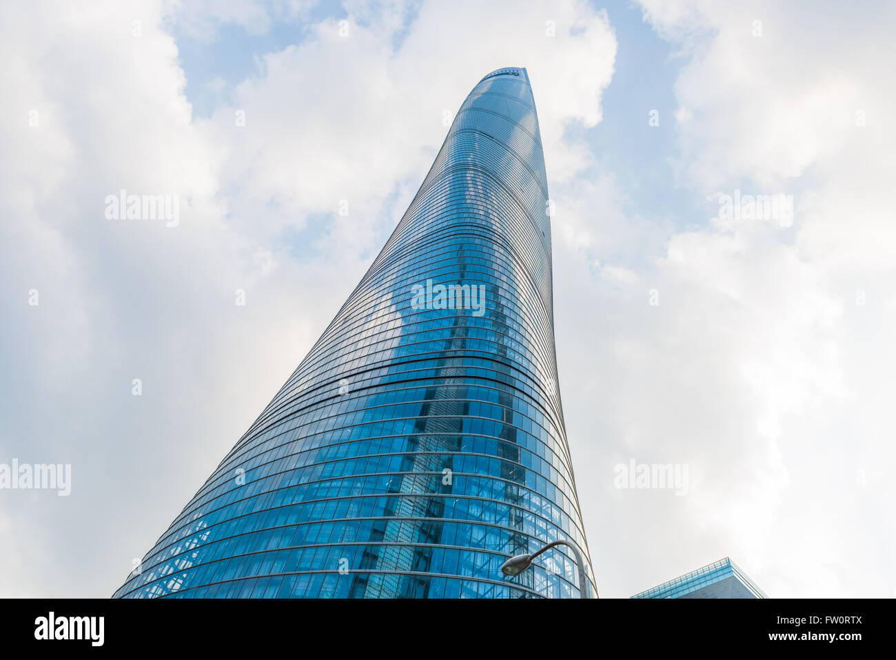 Der Shanghai Tower vor blauem Himmel Stockfoto
