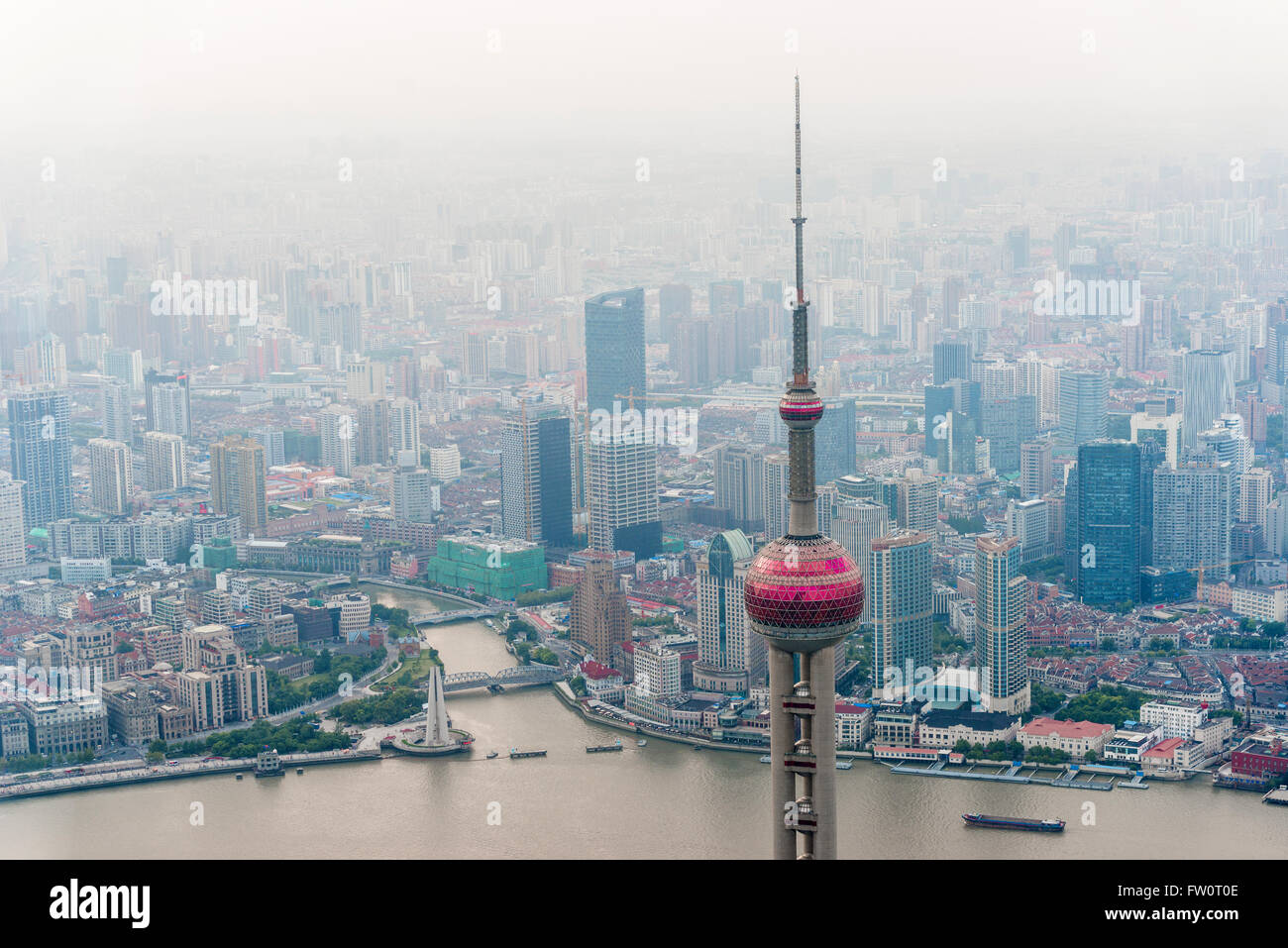 Shanghai-Luftbild bei Sonnenuntergang mit städtischen Hochhäusern über Fluss Stockfoto