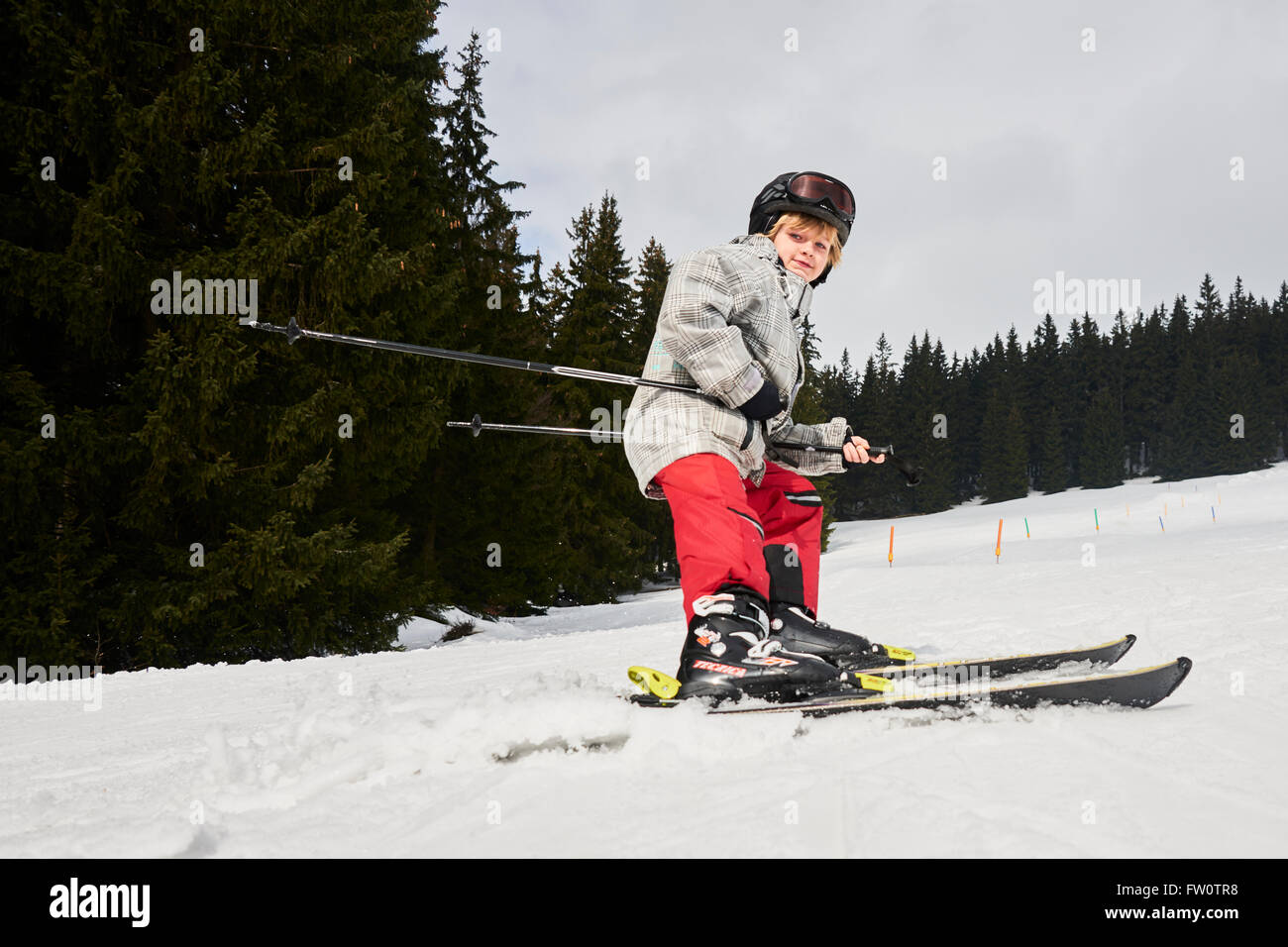 Der junge auf Skiern in Bergen Stockfoto