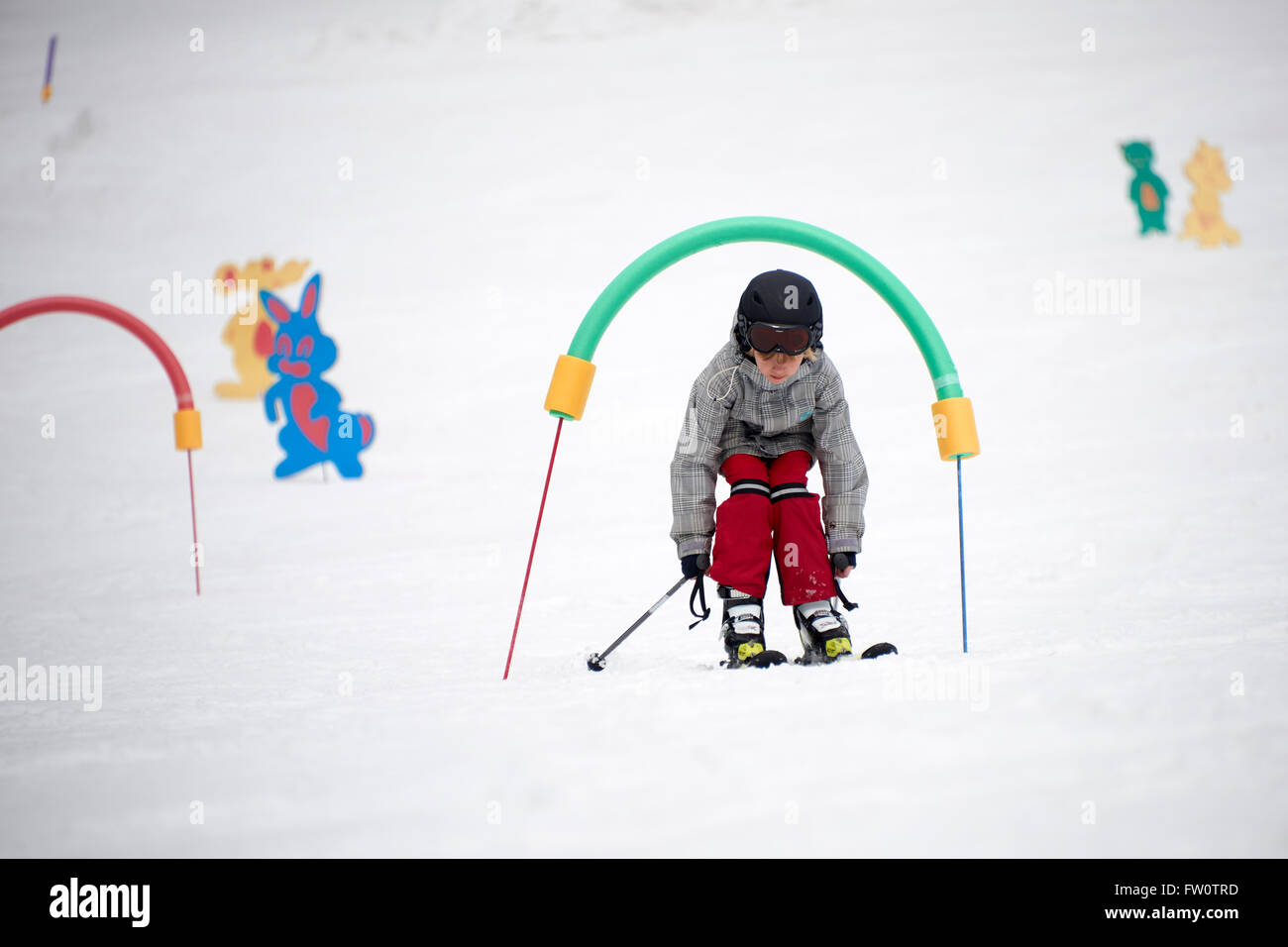 Der junge auf Skiern in Bergen Stockfoto