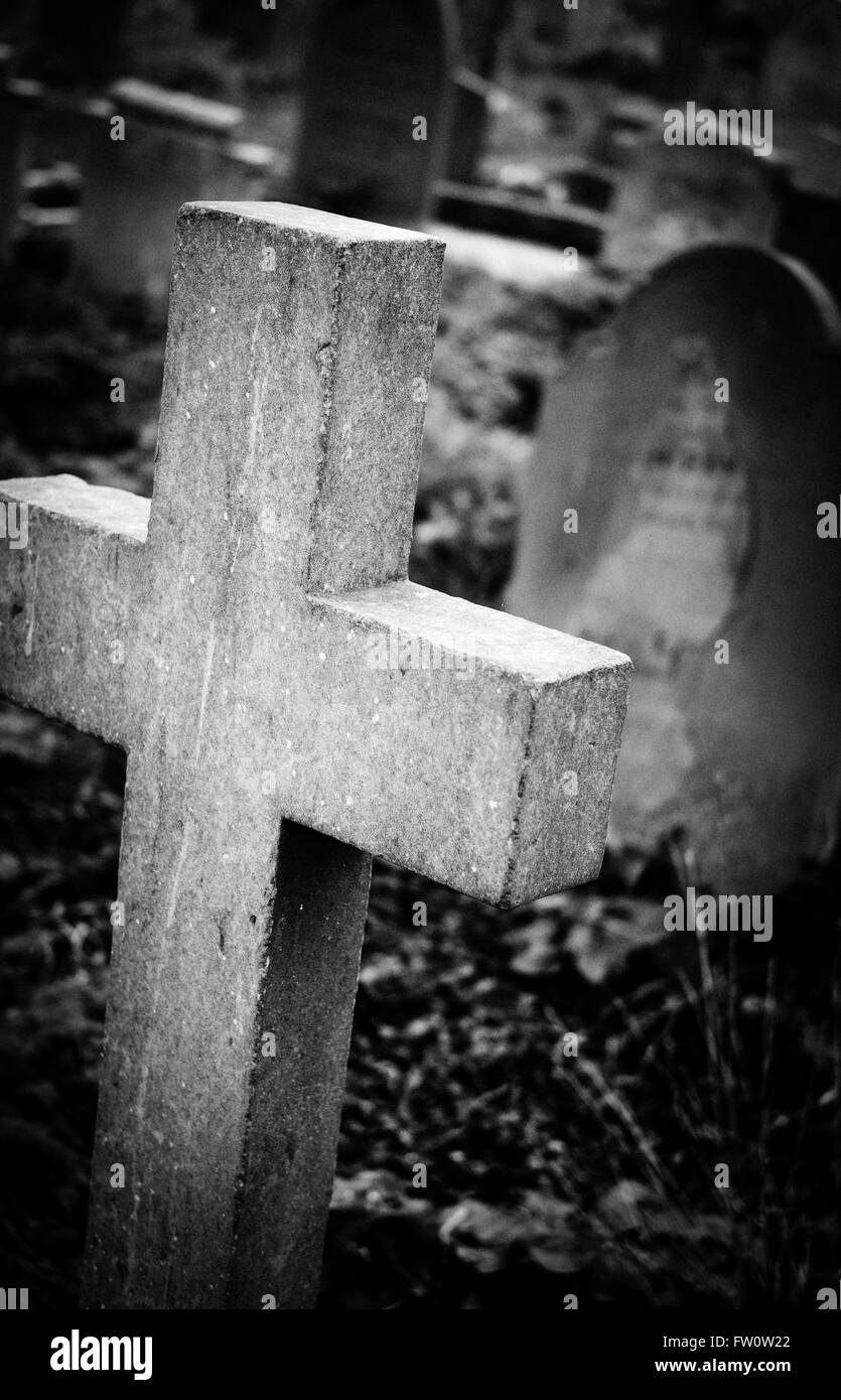 Gräber und Gräber auf einem berühmten englischen Friedhof gesehen. Stockfoto