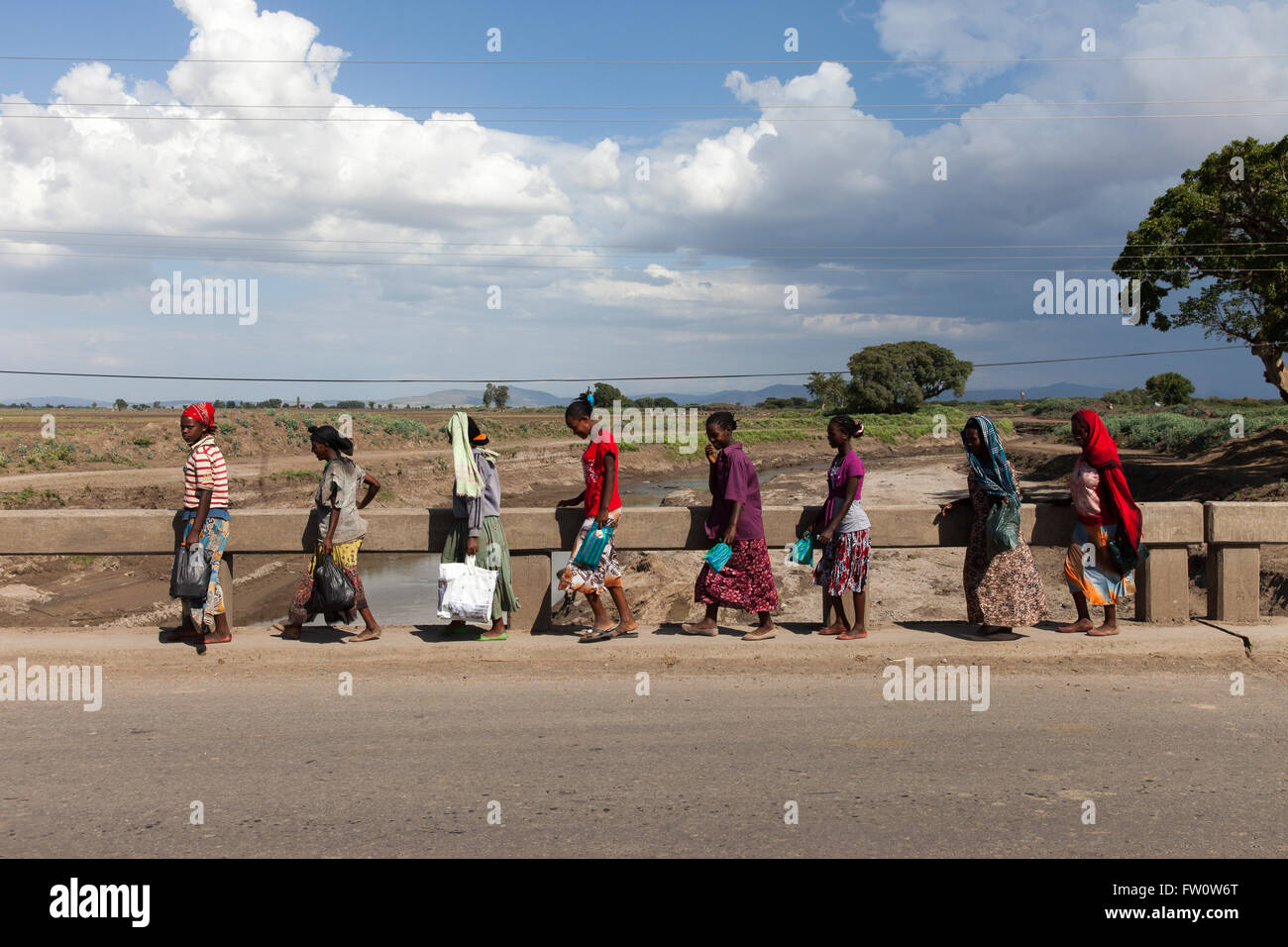 Meki River, Äthiopien, Oktober 2013: Frauen überqueren eine Brücke über den Fluss Meki. Stockfoto