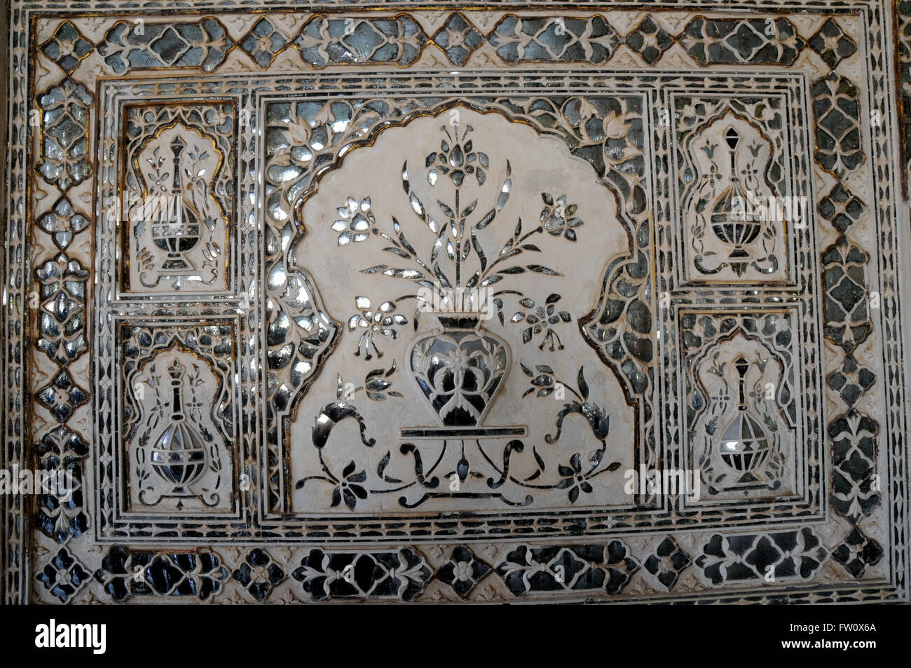 Detail aus einem Panel in das Sheesh Mahal in Amber Fort, Jaipur. Sheesh Mahal ist mit Tausenden von Spiegel Fliesen dekoriert. Stockfoto