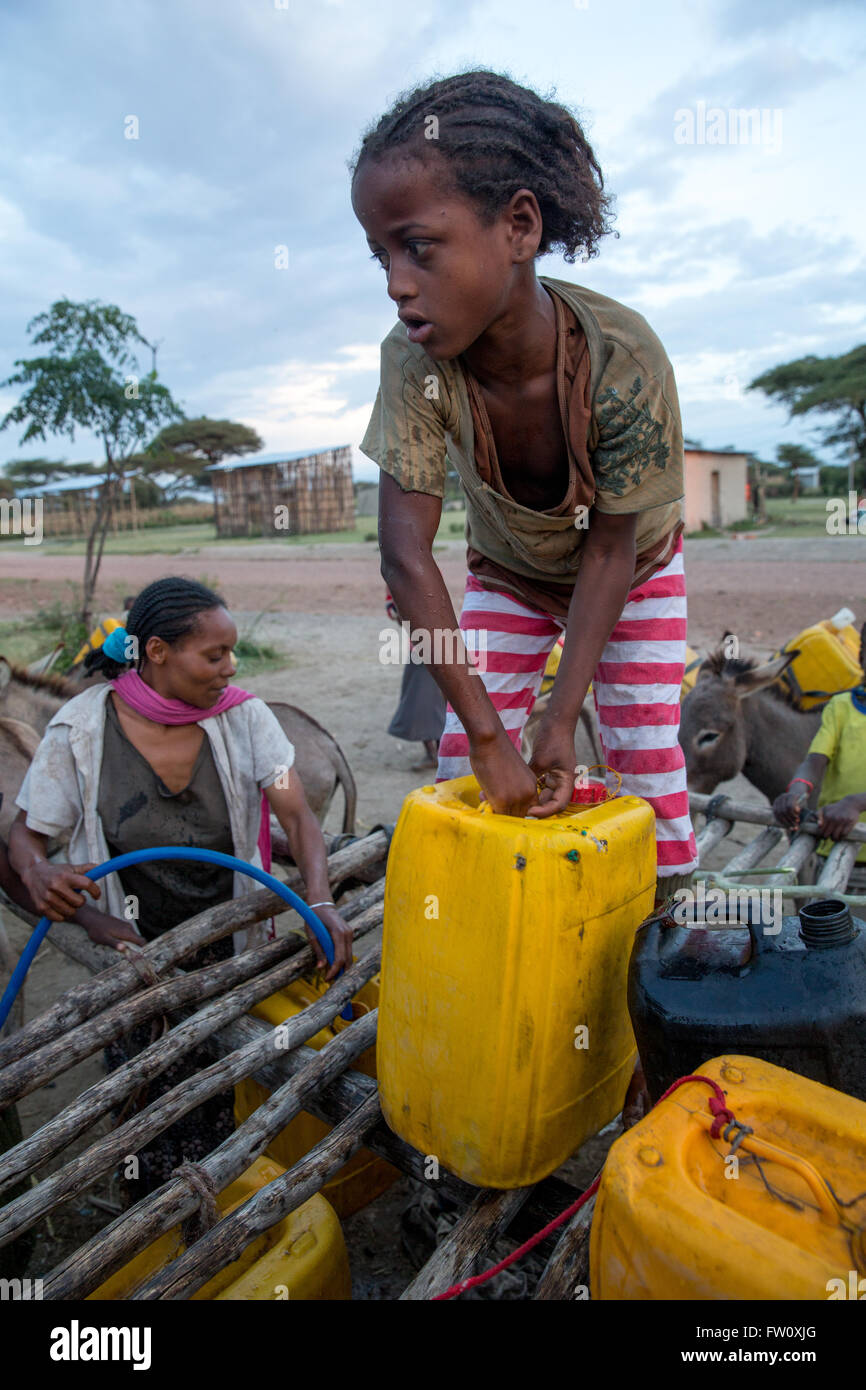 Hurufa Lole, in der Nähe von Lake Langano, Oromia in Äthiopien, Oktober 2013: Menschen versammeln, um Wasser von einer Wasserstelle zu sammeln. Stockfoto
