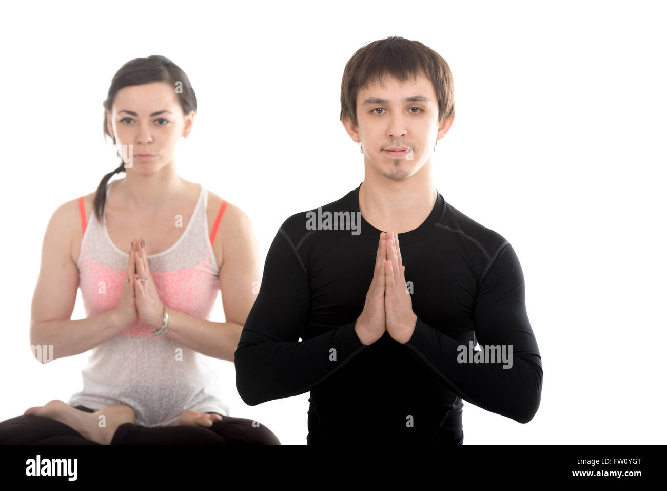 Porträt von zwei sportliche Menschen praktizieren Yoga, paar zusammen zu trainieren, Freunde sitzen mit Hände in Namaste-Geste Stockfoto