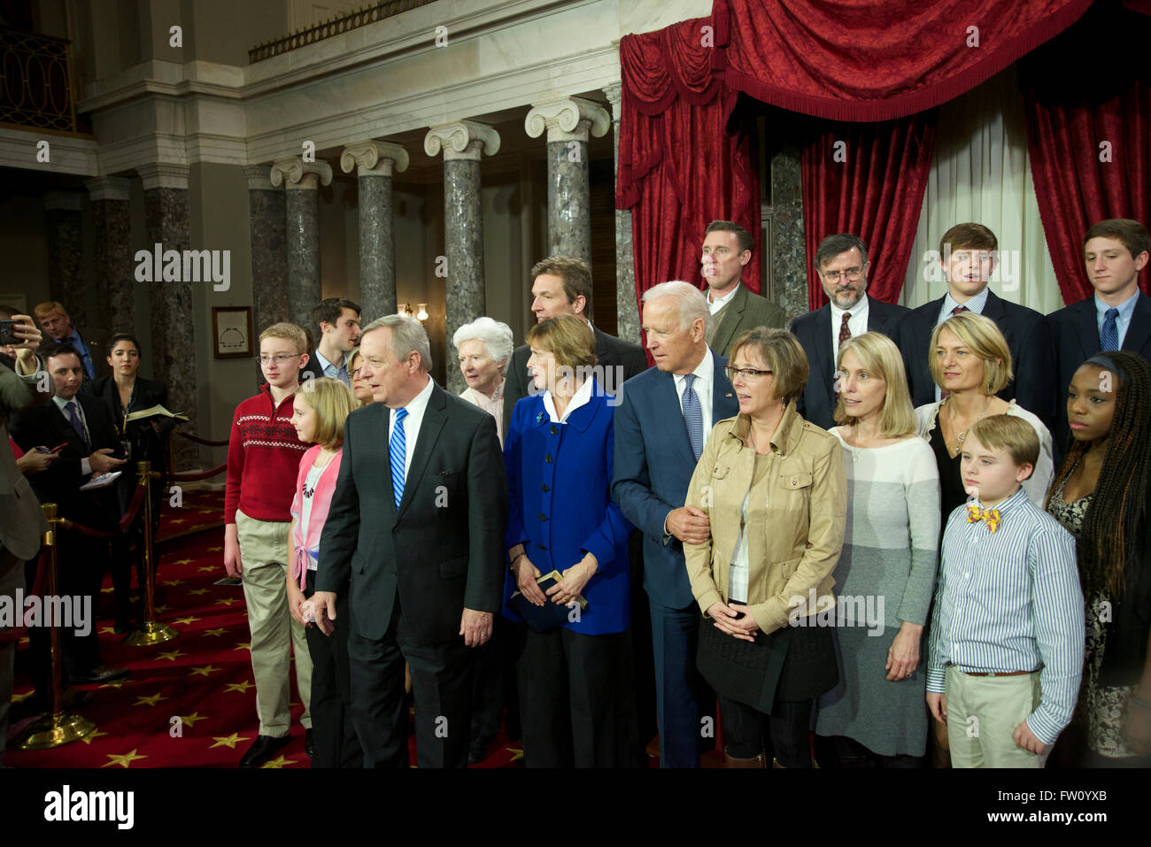 Washington, DC, USA, 6. Januar 2015-Senator Richard Durbin und seine Familie posieren für ein Gruppenfoto mit Vize-Präsident Joe Biden nachdem er den Amtseid, um Senator Credit verabreicht: Mark Reinstein Stockfoto