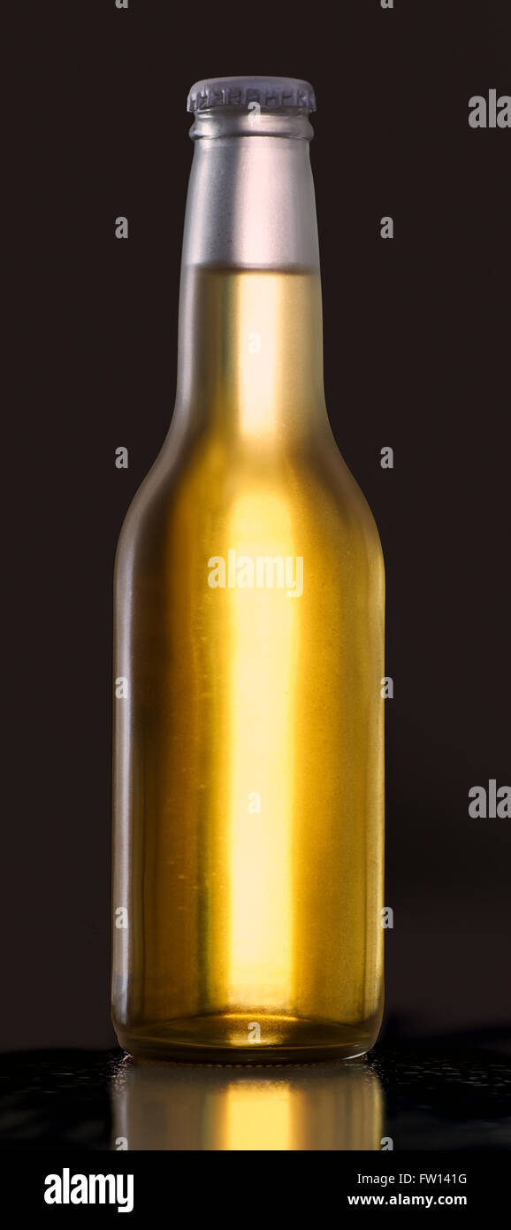 Matte weiße Bierflasche, wieder beleuchtet zeigt einen leuchtenden goldenen Bier-Inhalt über einen schwarzen Hintergrund Stockfoto