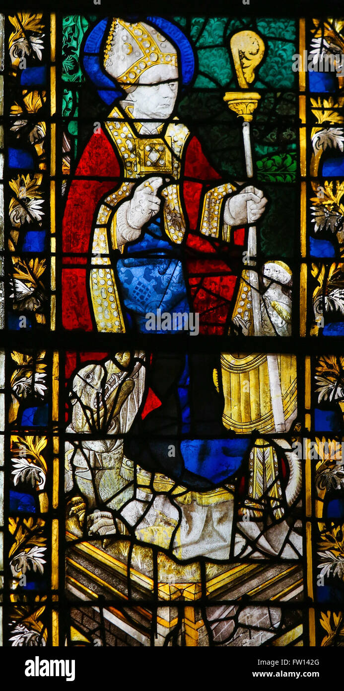 ROUEN, Frankreich - 10. Februar 2013: Saint Nicolas auf einer Glasmalerei in der Kathedrale von Rouen, Frankreich Stockfoto