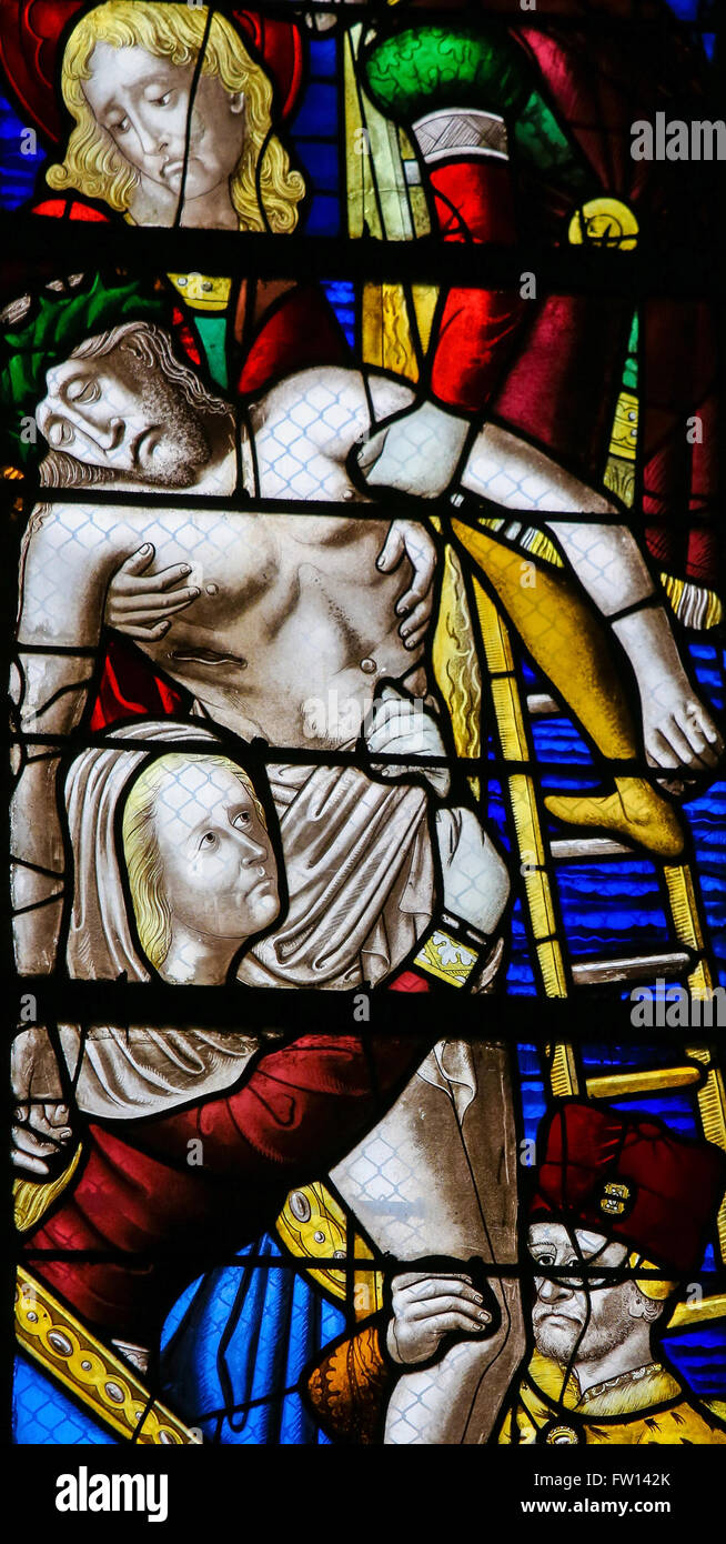 ROUEN, Frankreich - 10. Februar 2013: Jesus vom Kreuz auf einer Glasmalerei in der Kathedrale von Rouen, Frankreich Stockfoto