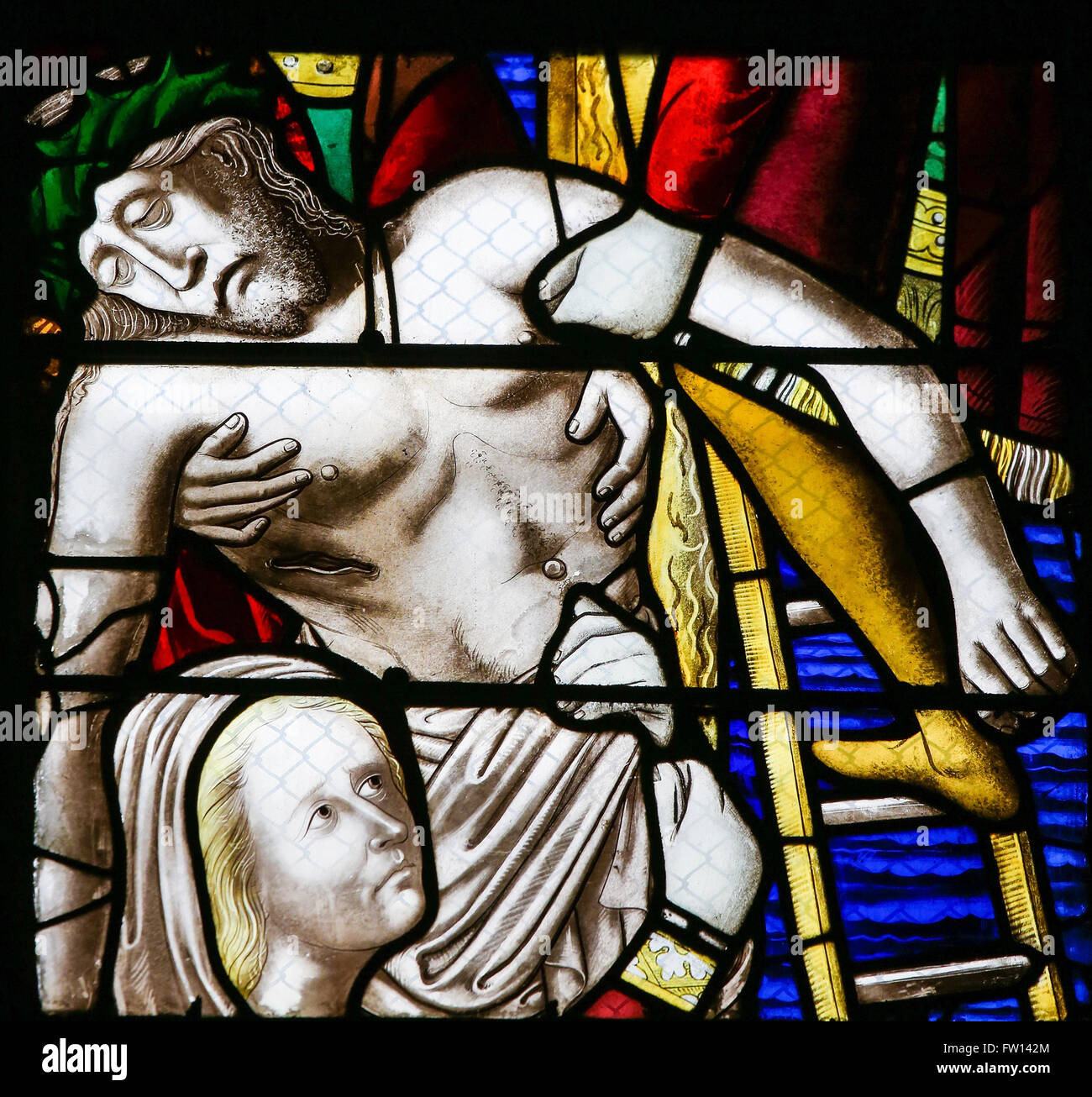 ROUEN, Frankreich - 10. Februar 2013: Jesus vom Kreuz auf einer Glasmalerei in der Kathedrale von Rouen, Frankreich Stockfoto