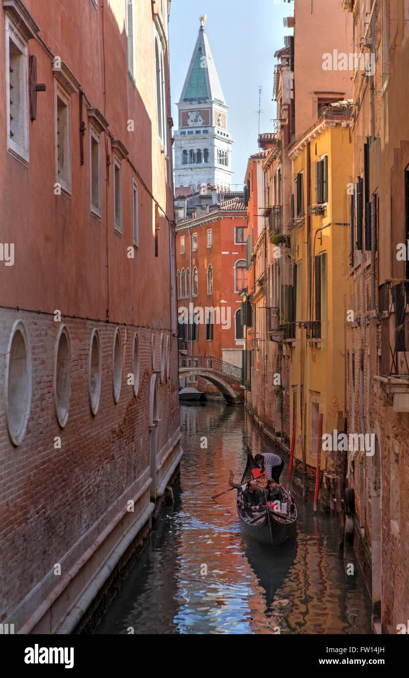 Gondel in einem Kanal in Venedig, Italien Stockfoto