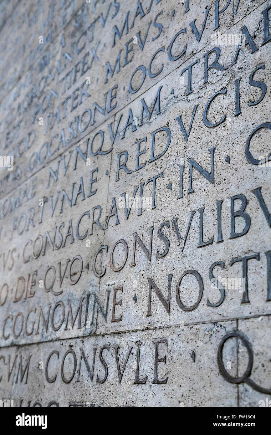 Lateinische Inschrift an Wand in Rom, Italien Stockfoto