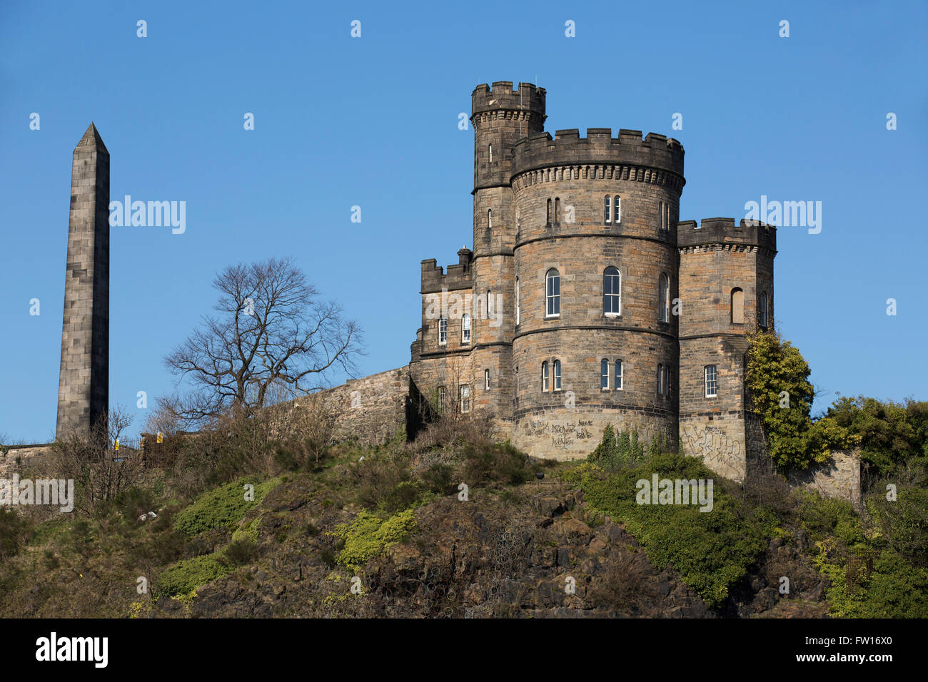 Der Obelisk, bekannt als die Märtyrer-Denkmal und Haus des Gouverneurs auf Calton Hill in Edinburgh, Schottland. Sie stehen in und neben Stockfoto