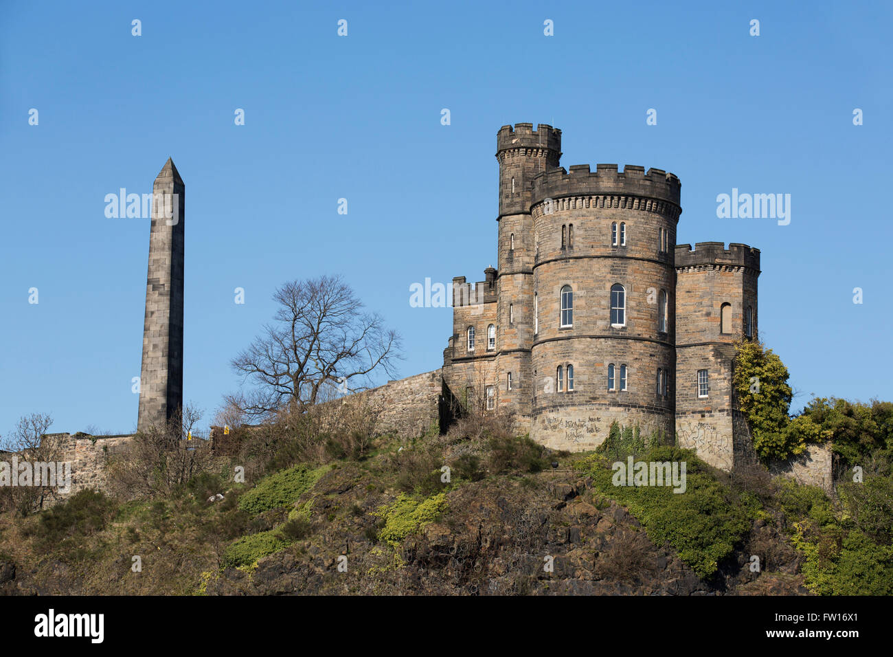 Der Obelisk, bekannt als die Märtyrer-Denkmal und Haus des Gouverneurs auf Calton Hill in Edinburgh, Schottland. Sie stehen in und neben Stockfoto