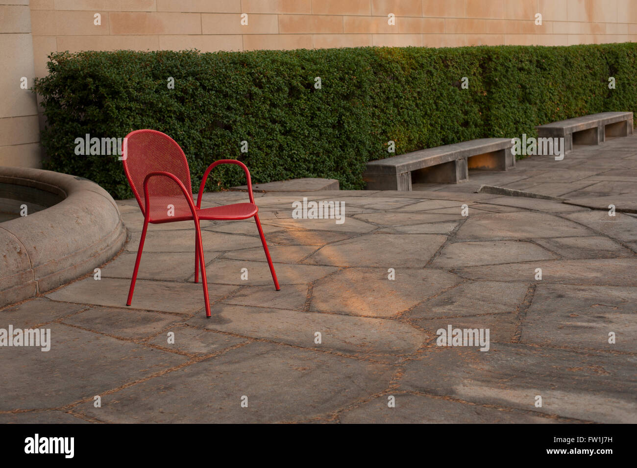 Rote Stühle auf der Terrasse mit Hecke Stockfoto