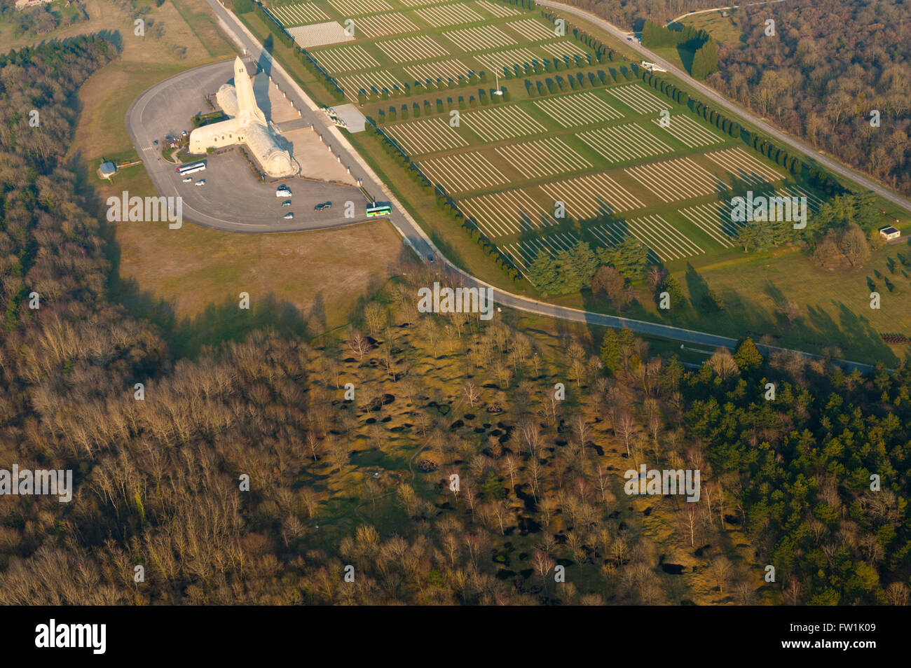 Meuse (55), Verdun, champs de Batailles De La 1ere Guerre Mondiale, Douaumont, Ossuaire (Vue Aerienne) / / Frankreich, Meuse (55), V Stockfoto