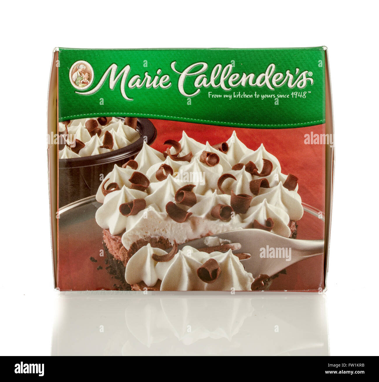 Winneconne, Wisconsin - 30. März 2016: Marie Callender Box satin Schokoladenkuchen auf einem isolierten Hintergrund Stockfoto