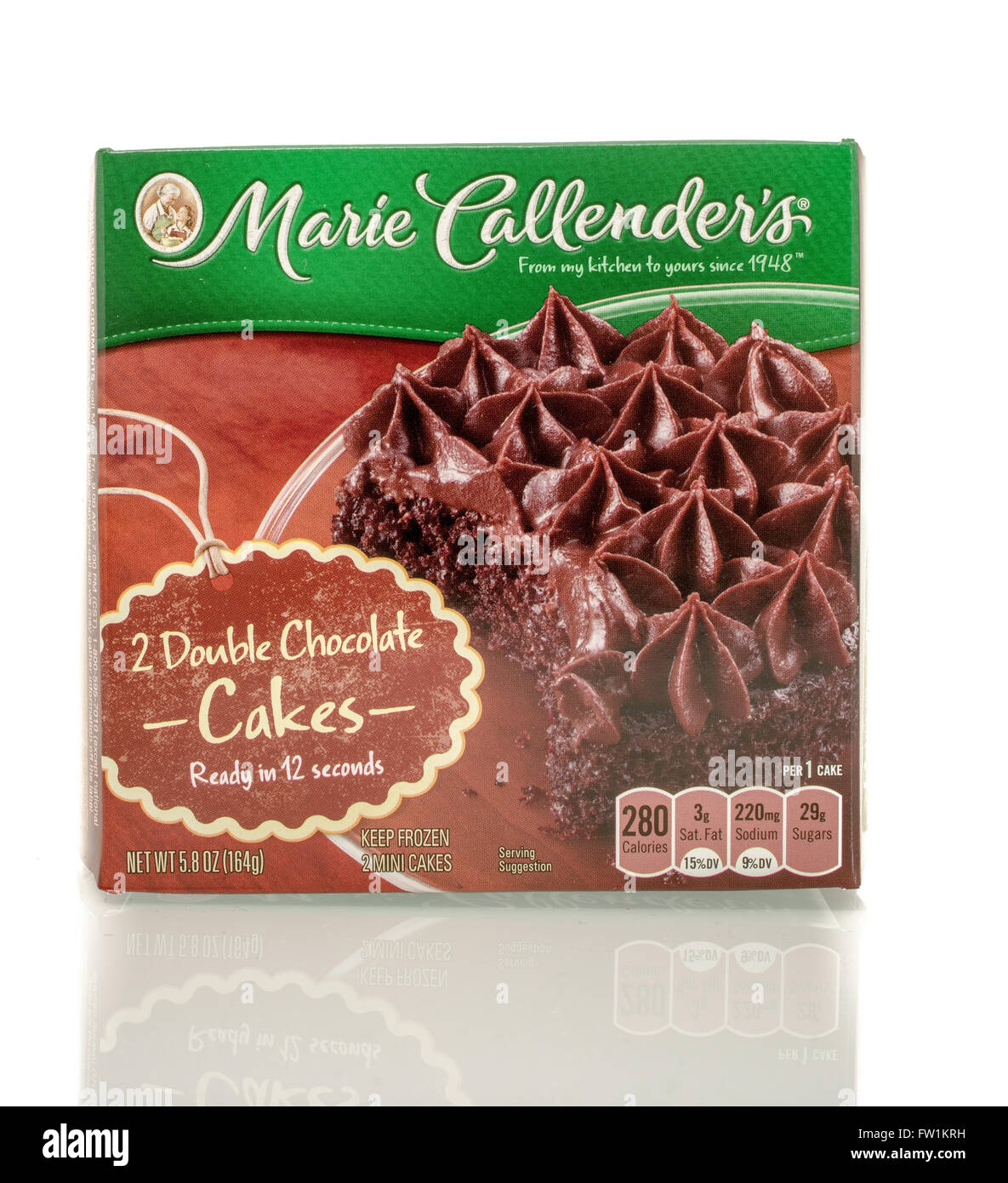 Winneconne, Wisconsin - 30. März 2016: Marie Callender Box Doppel Schokoladenkuchen auf einem isolierten Hintergrund Stockfoto