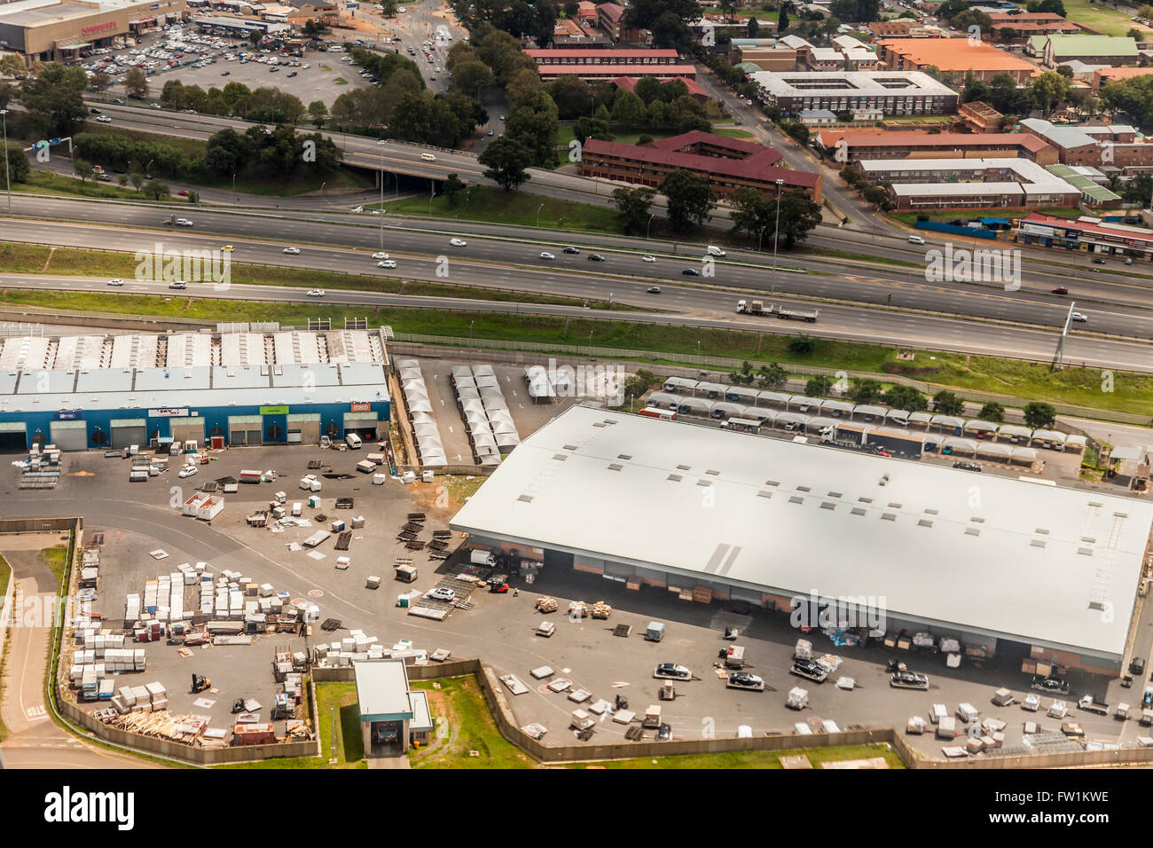 Erhöhten Blick auf das Frachtterminal am Flughafen Johannesburg zeigt Limousinen vor/nach Transport und anderen Behältern. RSA Stockfoto