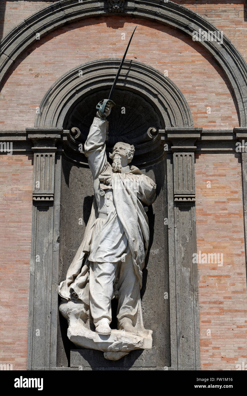 Victor Emmanuel II von Italien, König von Sardinien-Piemont, Statue an der Fassade des Palazzo Reale, Piazza del Plebiscito, Neapel Stockfoto