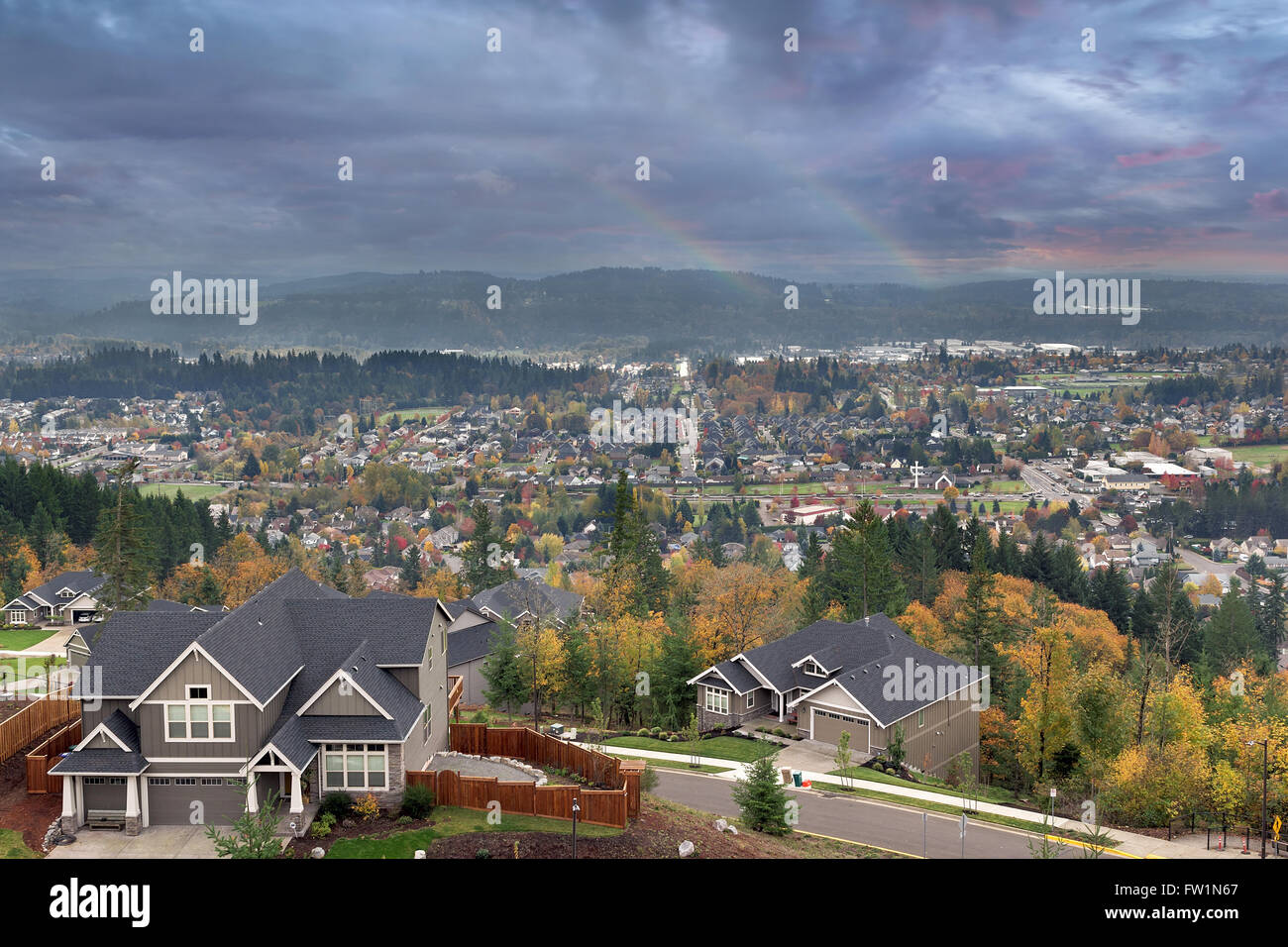 Doppelte Regenbogen an Happy Valley Oregon im Herbst Saison Stockfoto