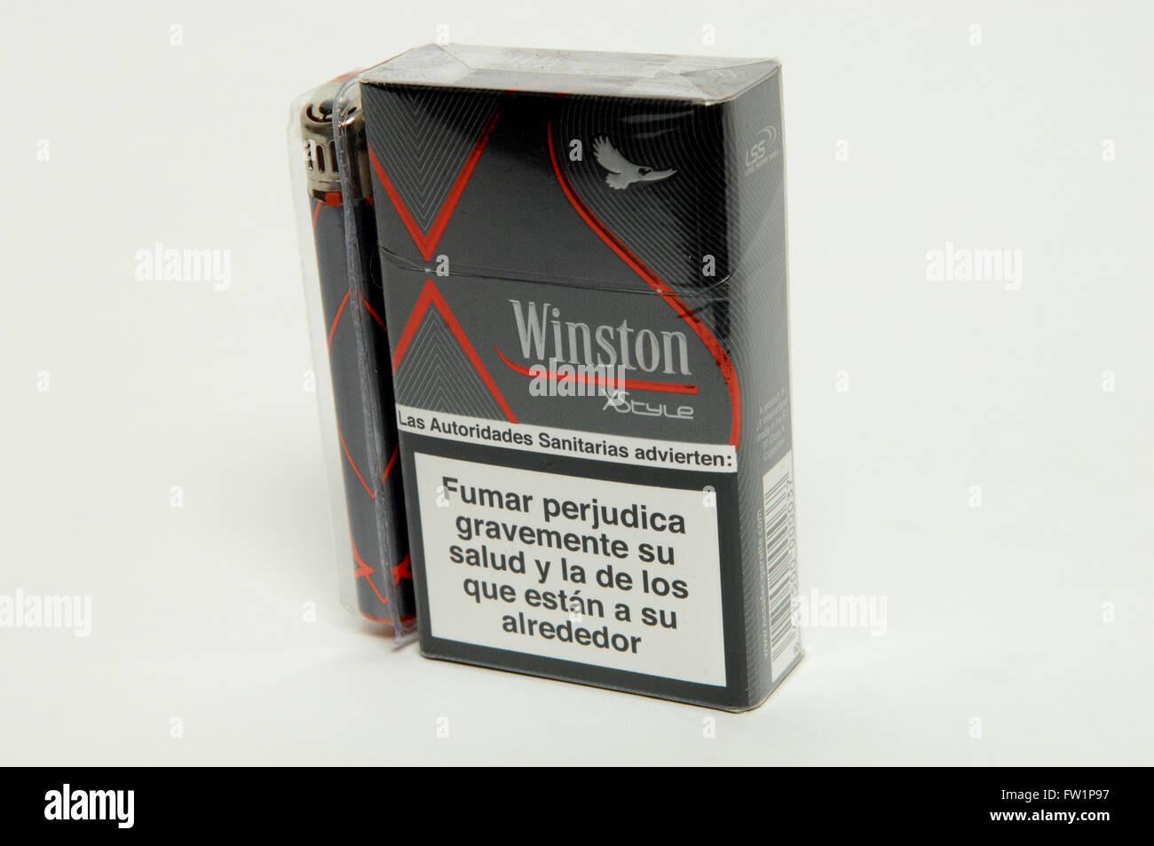 Winston Zigaretten Paket mit Feuerzeug Stockfoto